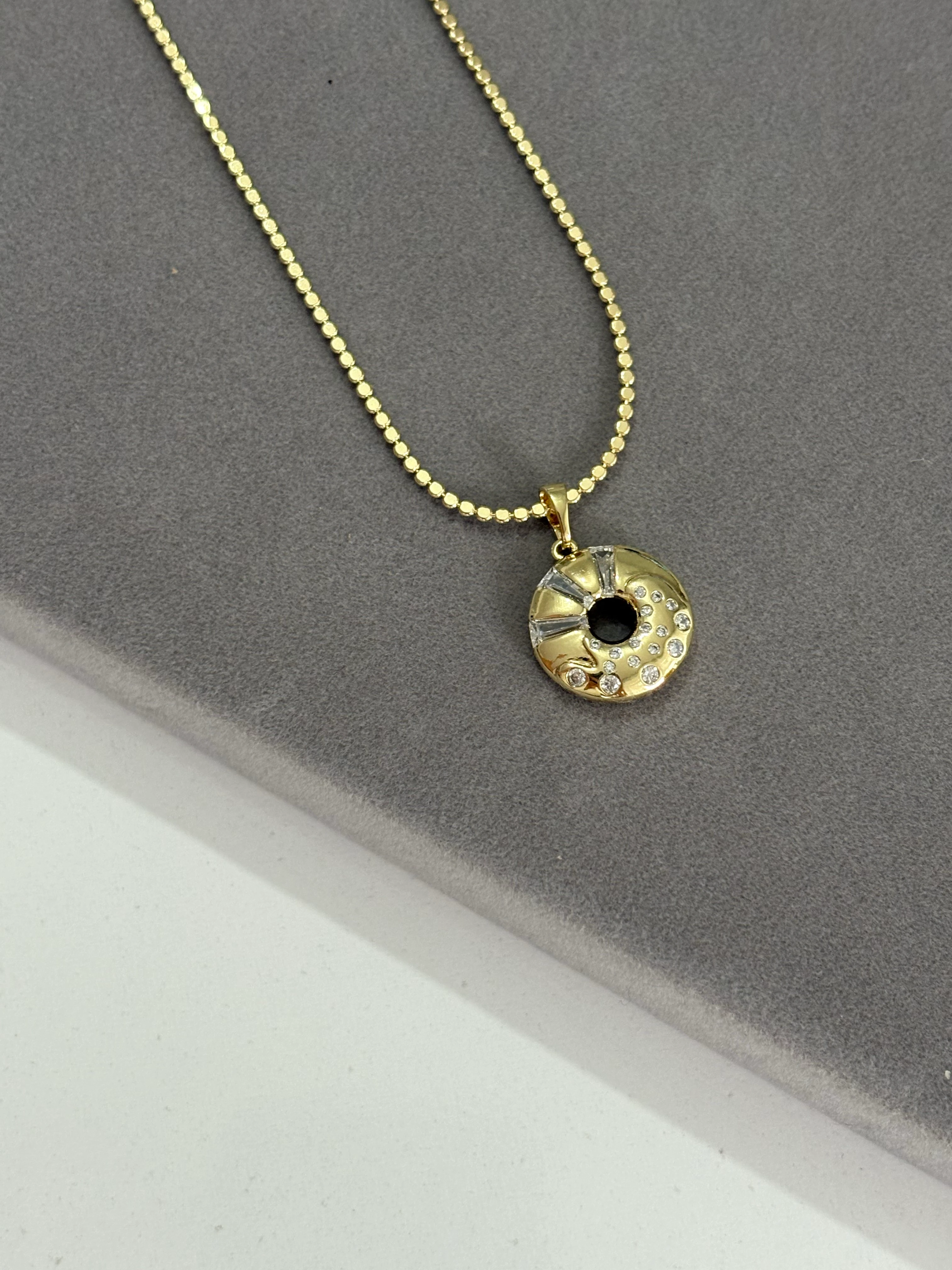 14K Renginde Modern Parıltı Kolye