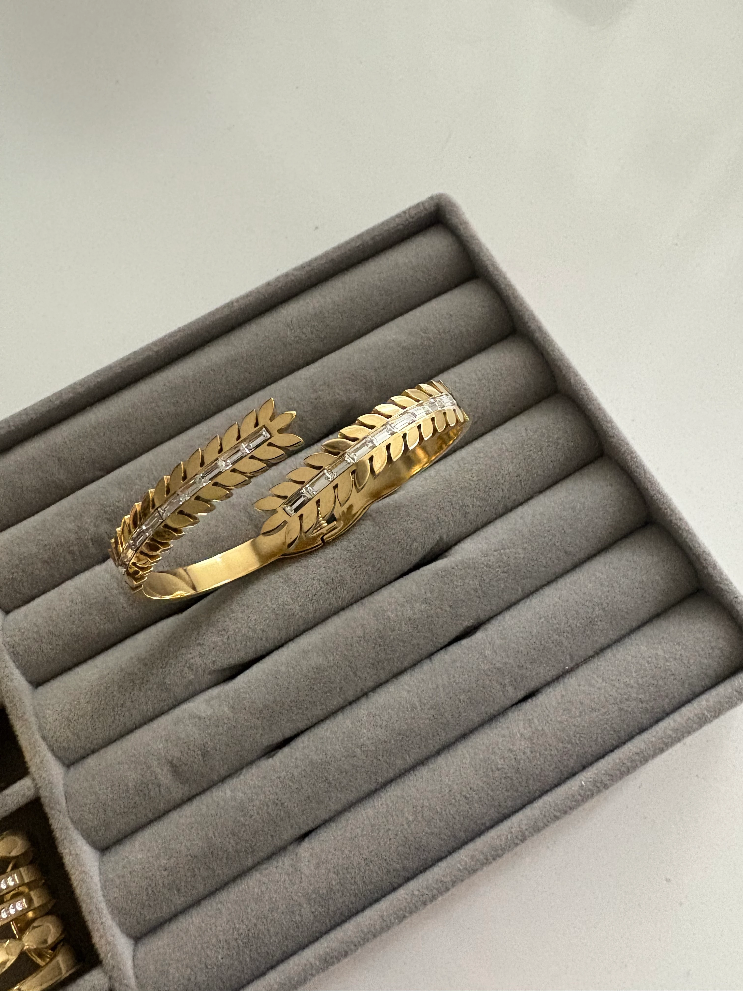 Etnik Desenli Kristal Taşlı Kelepçe