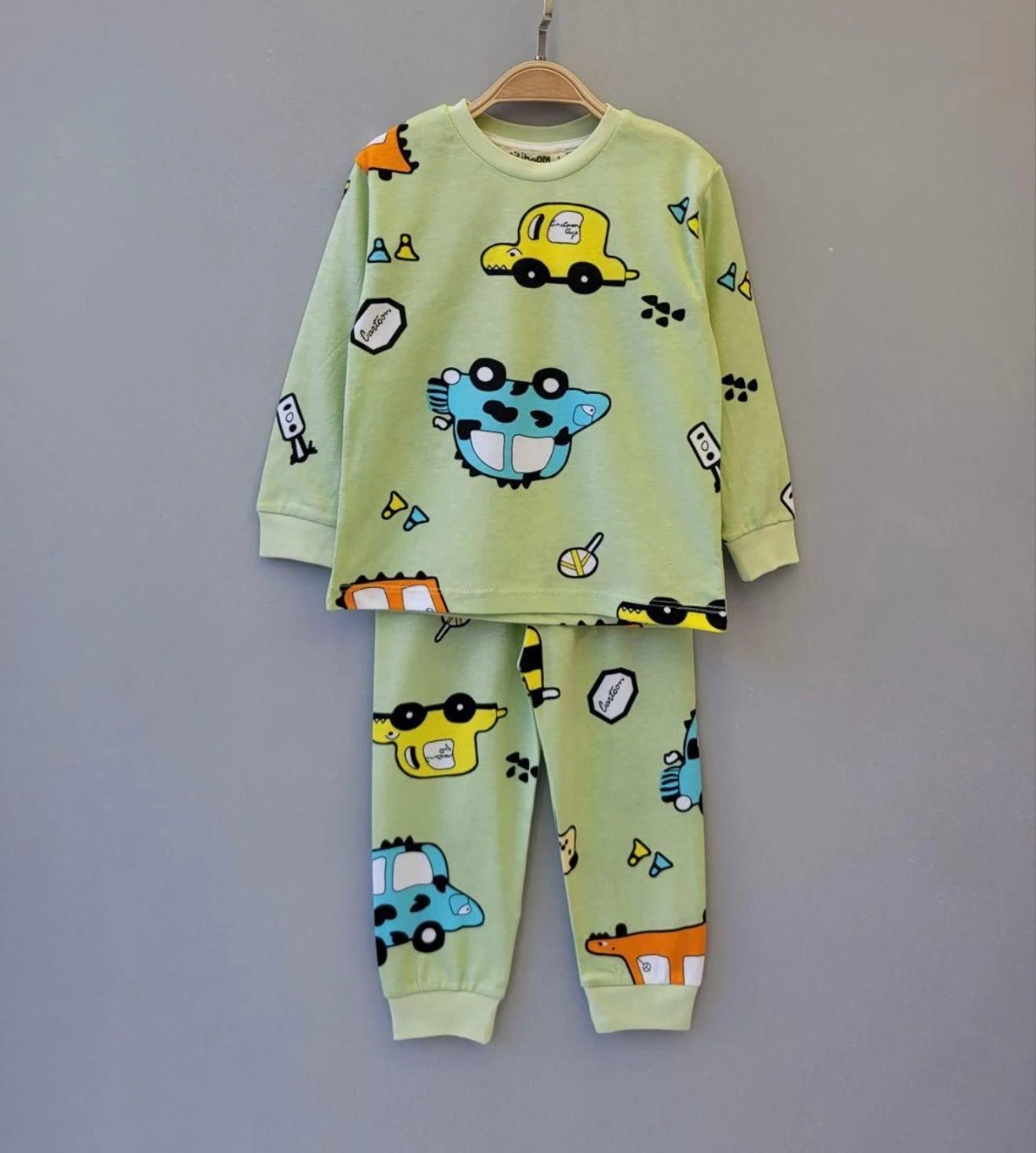 YEŞİL ARABALI PİJAMA TAKIMI