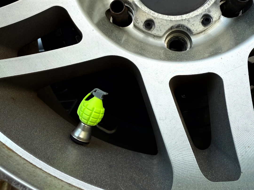 ARAÇ LASTİK SİBOP KAPAĞI EL BOMBASI