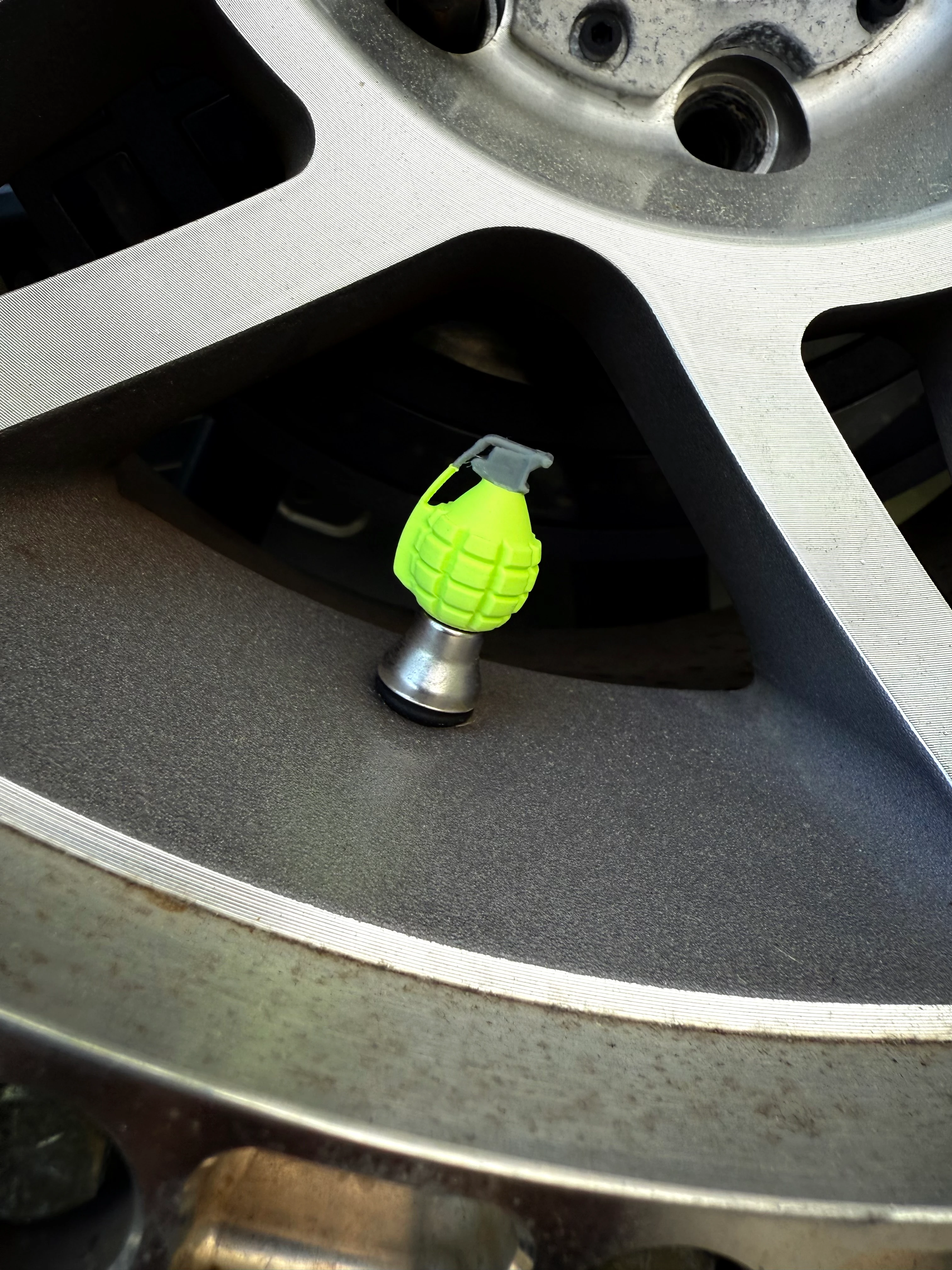 ARAÇ LASTİK SİBOP KAPAĞI EL BOMBASI