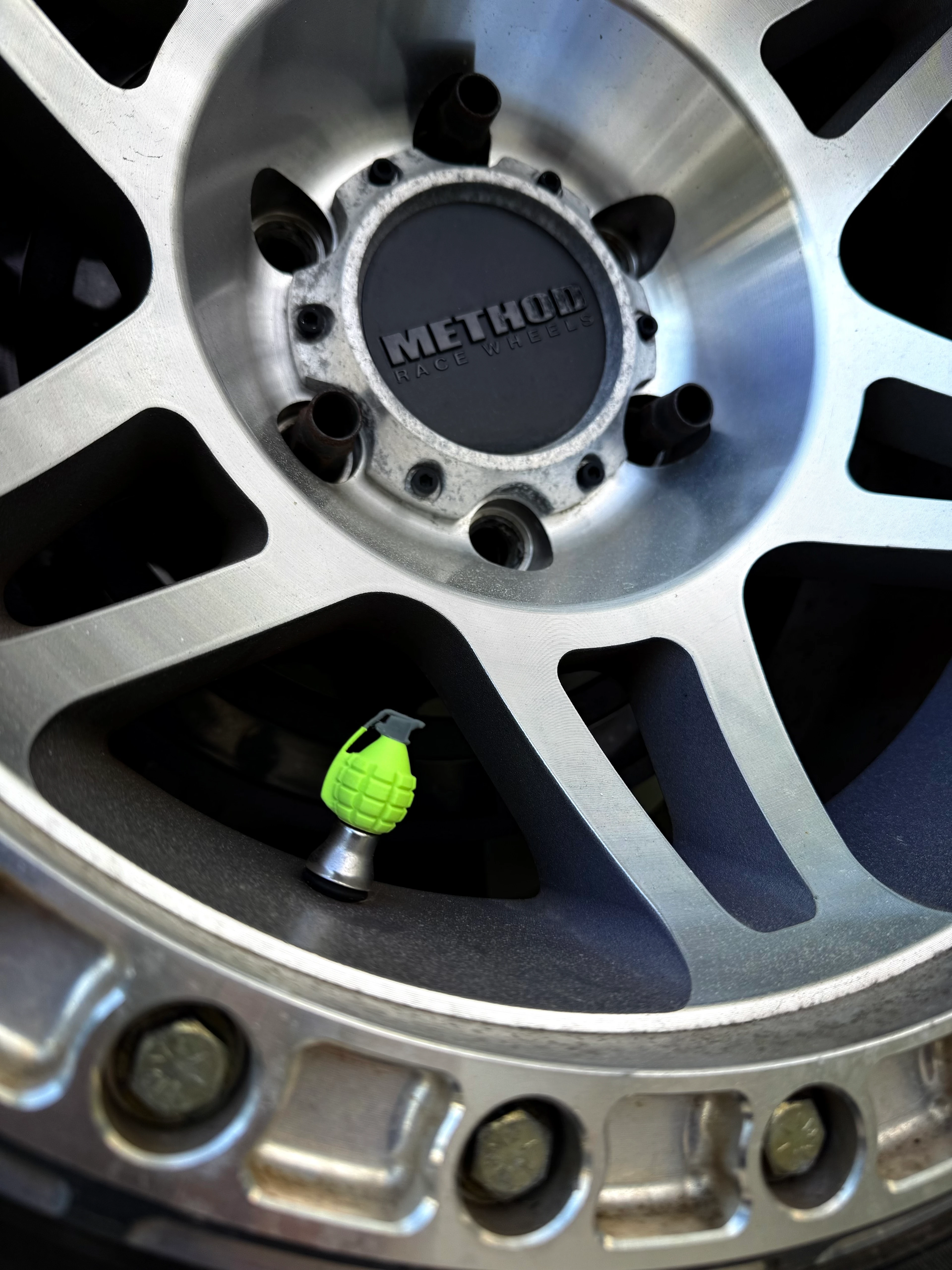 ARAÇ LASTİK SİBOP KAPAĞI EL BOMBASI