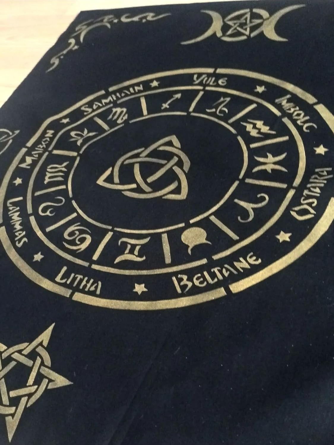 Triquetra Altın Altar Örtüsü