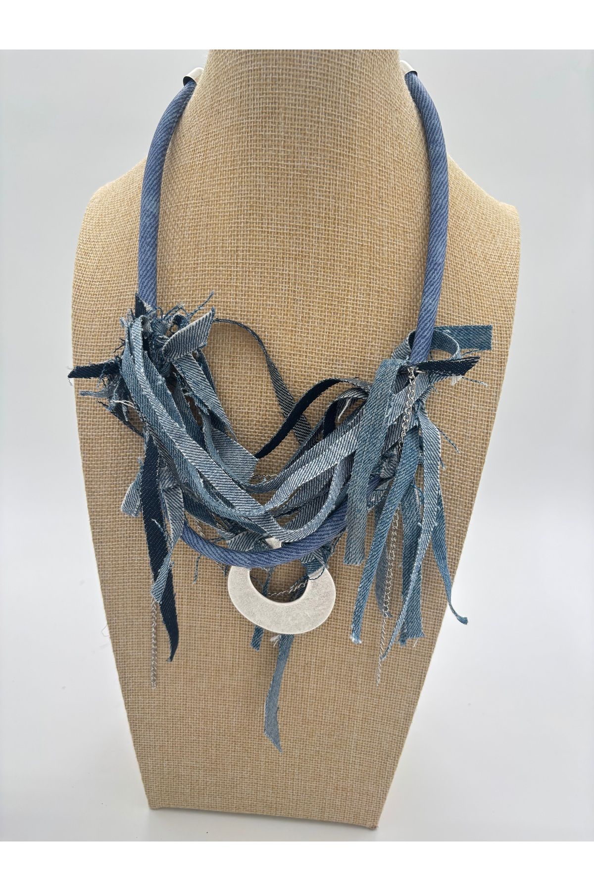 Metal Detaylı Kot Kolye