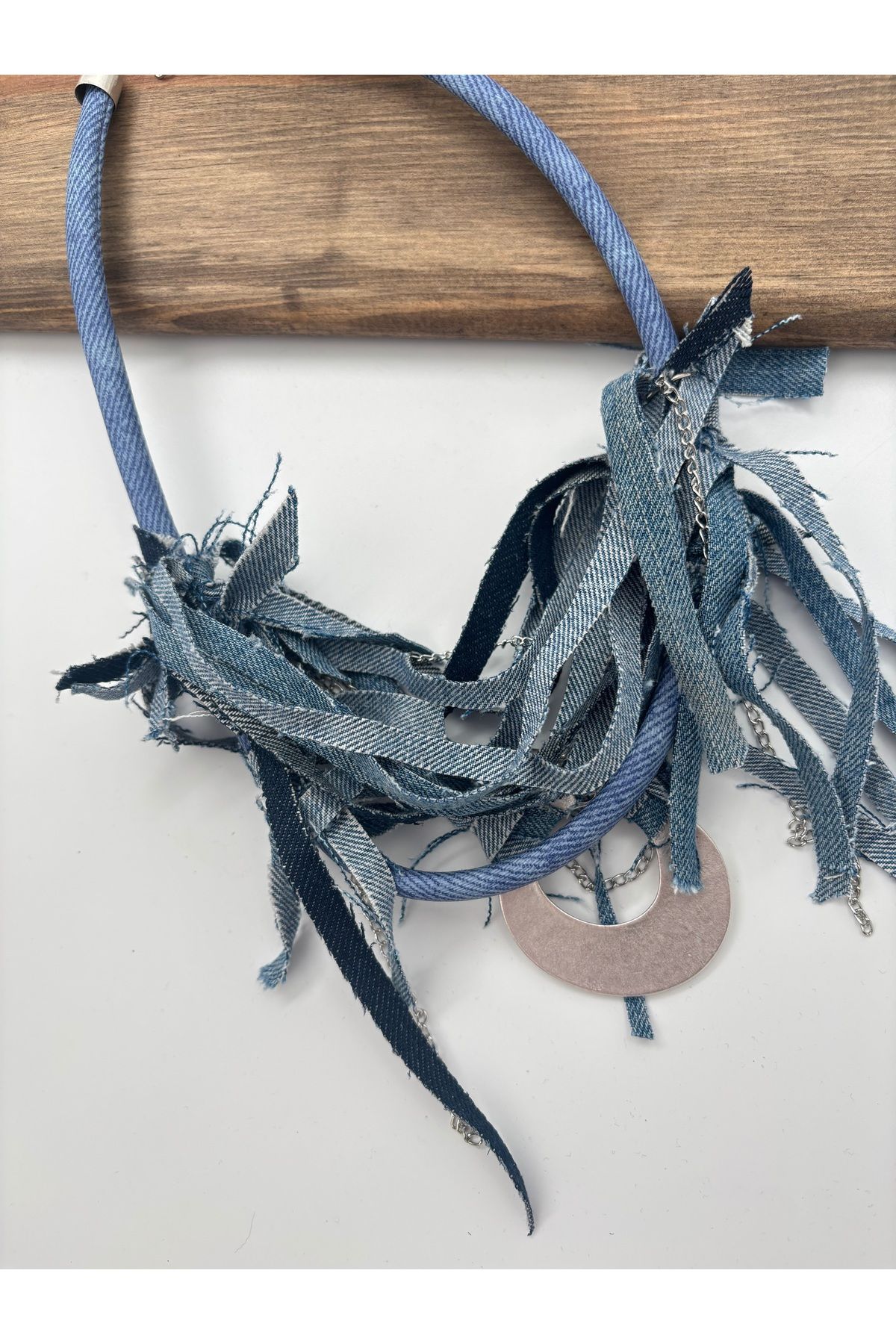 Metal Detaylı Kot Kolye