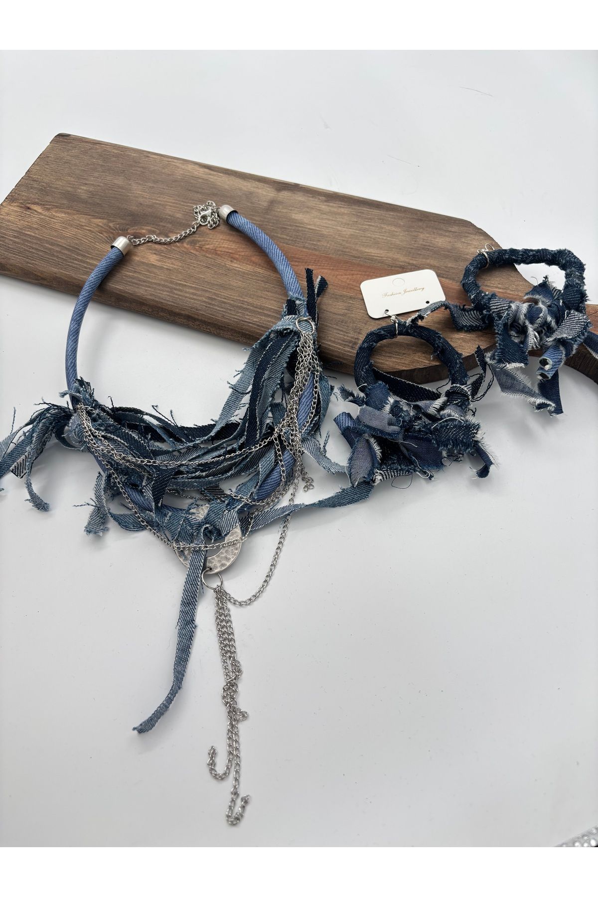 Metal Detaylı Kot Kolye