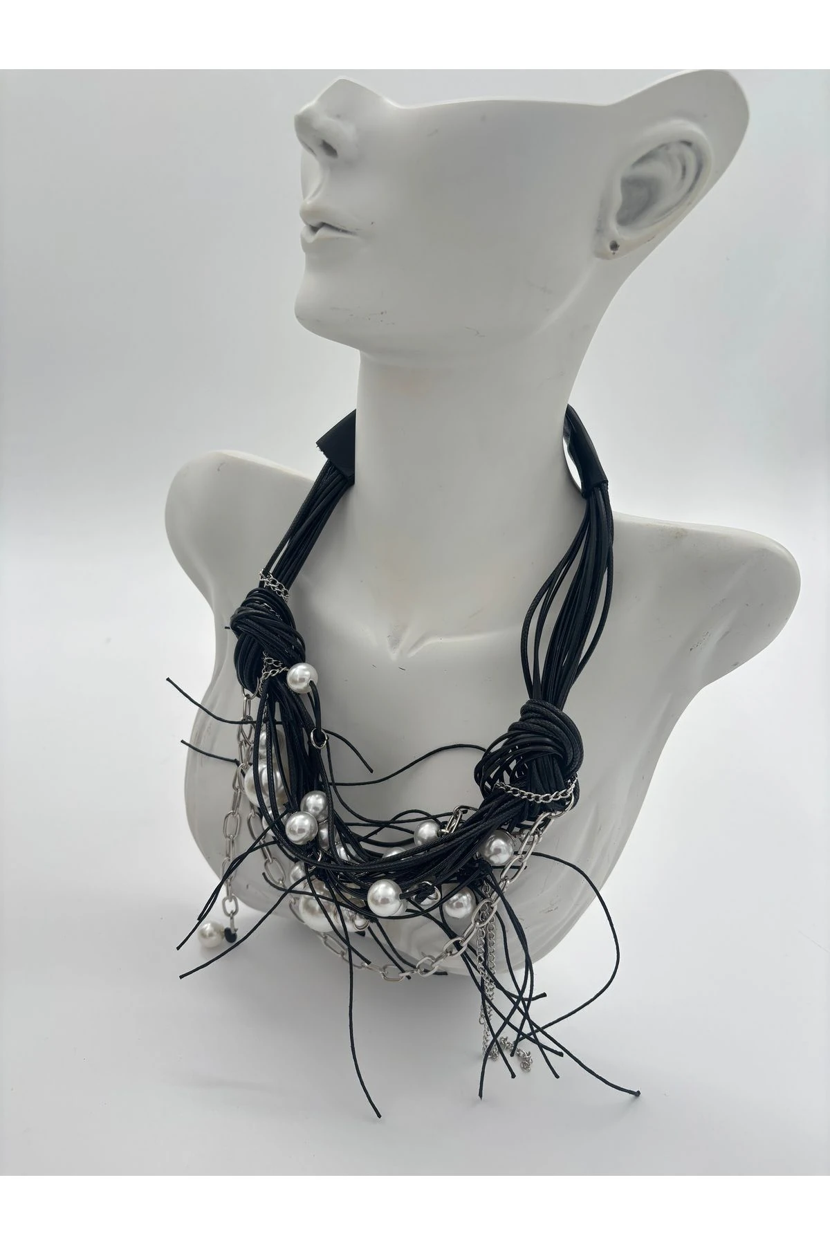 Tasrım İncili Deri Kolye