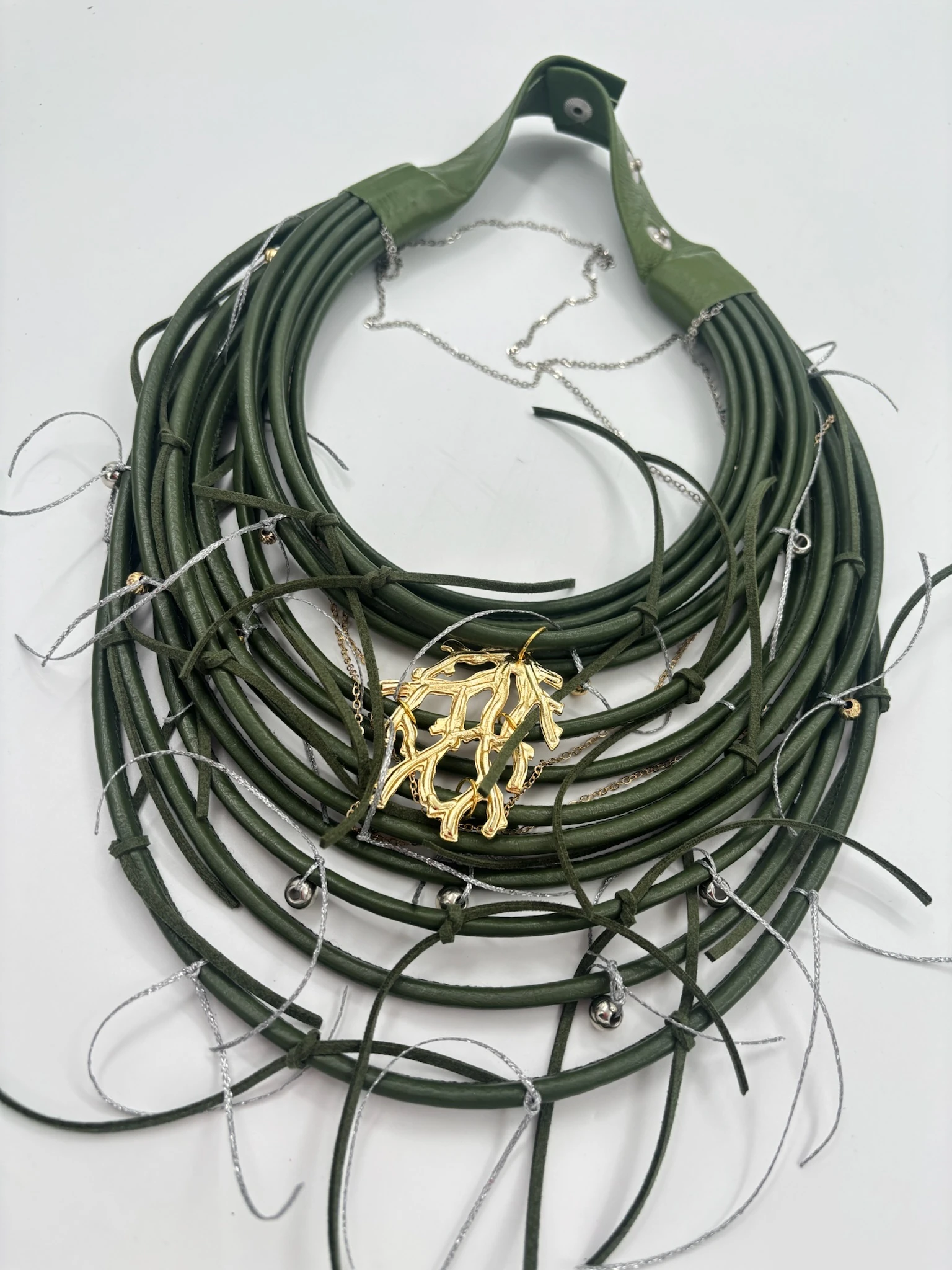 Koyu Yeşil Deri Altın Detaylı Saçaklı Kolye