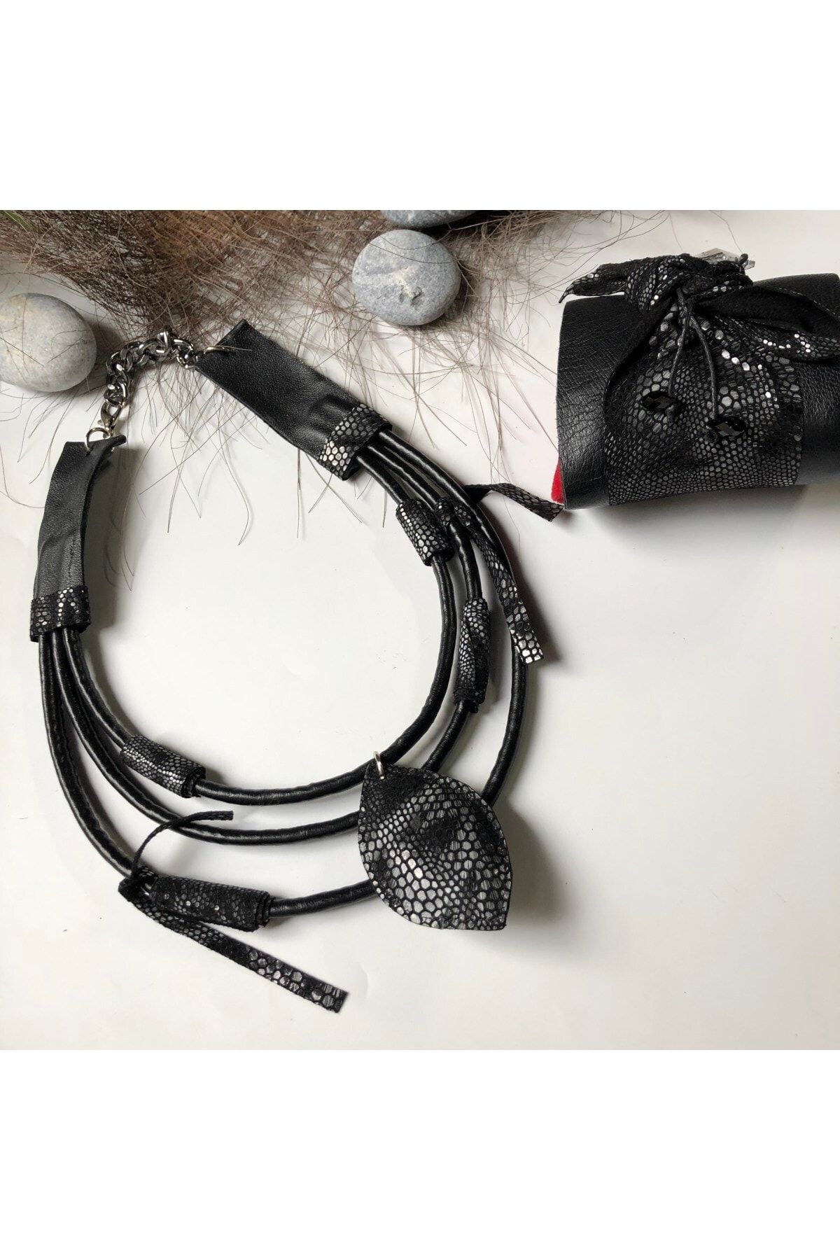 Baskılı Parlak Deri Siyah Kolye