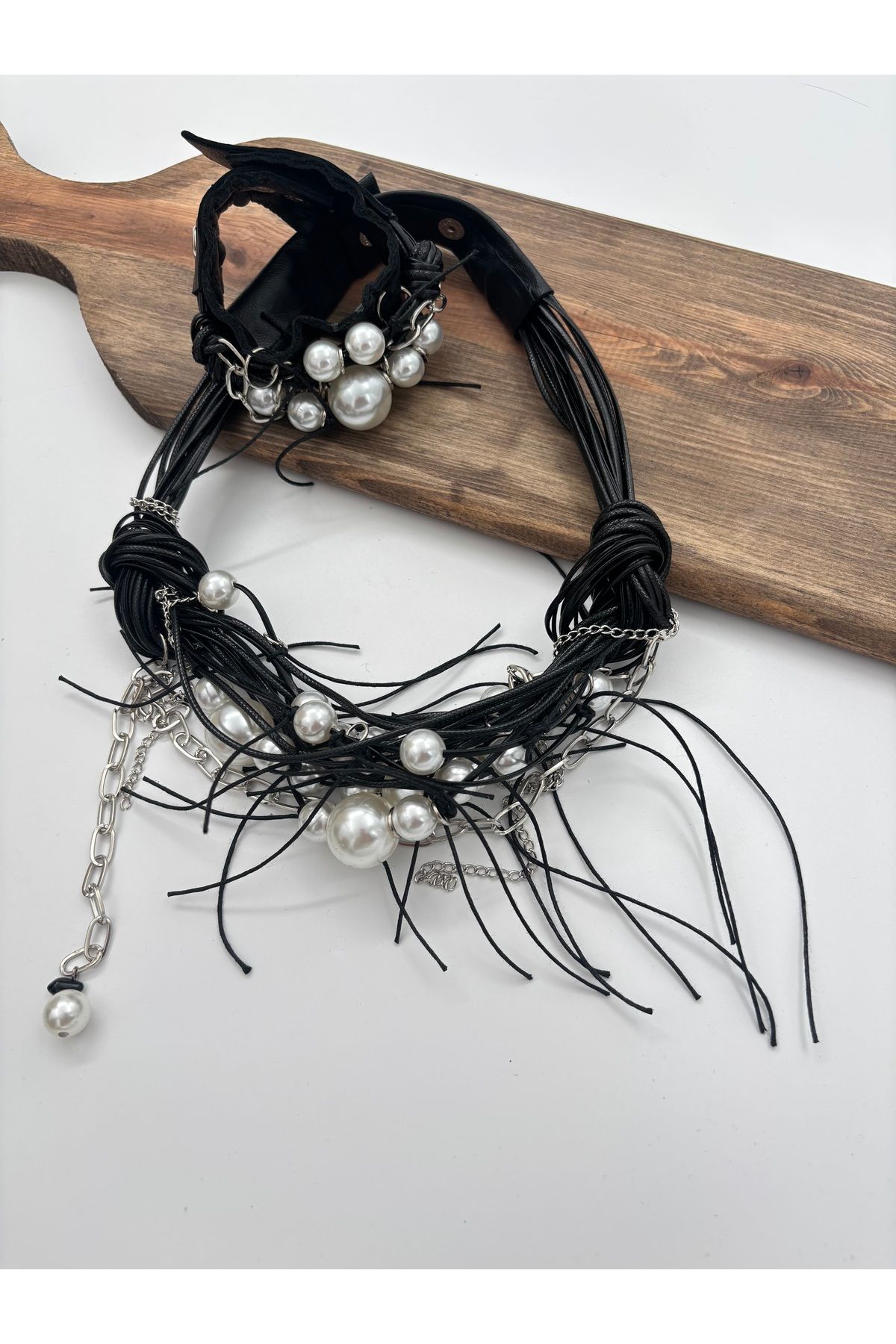 Tasrım İncili Deri Kolye