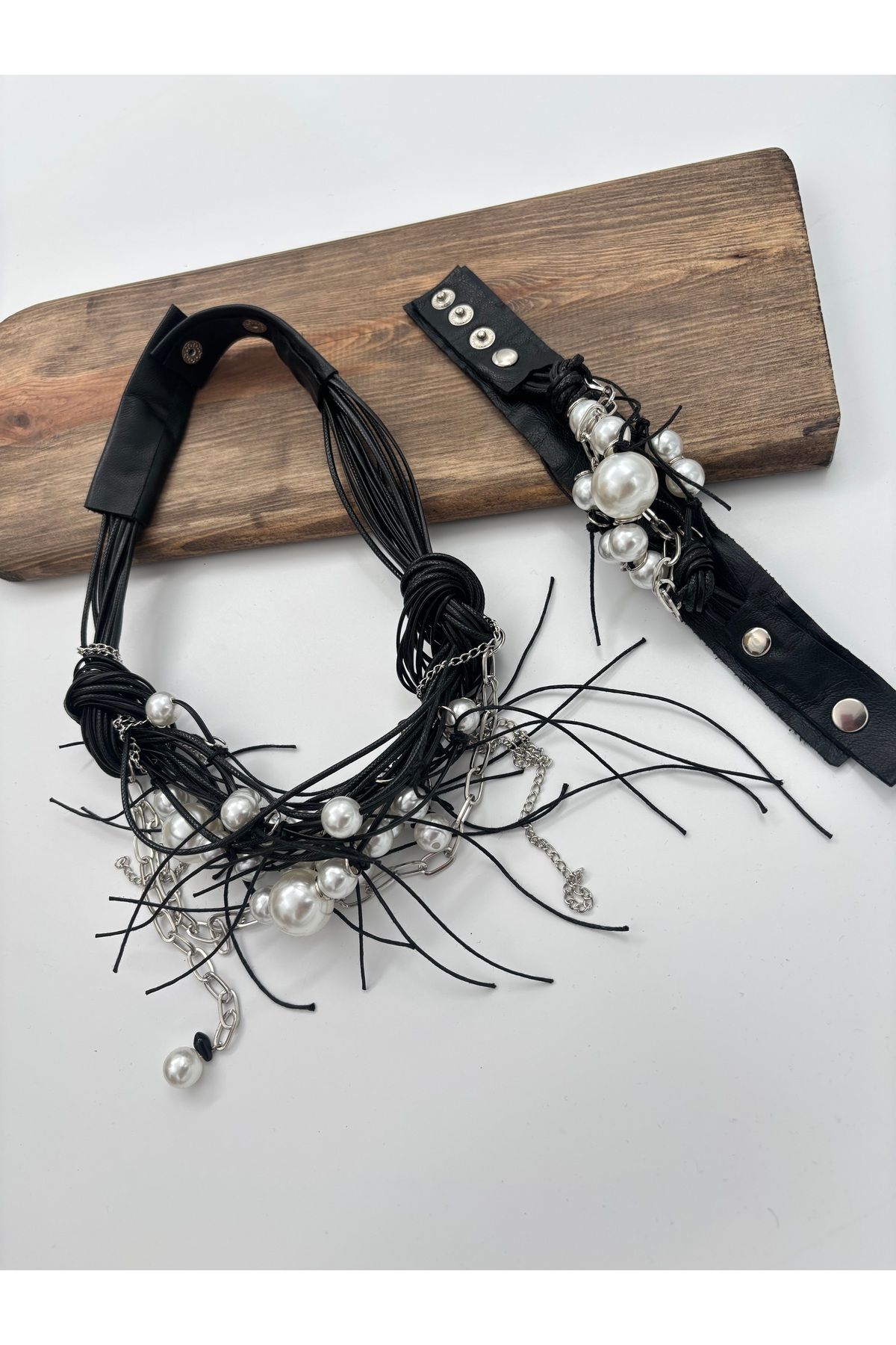 Tasrım İncili Deri Kolye