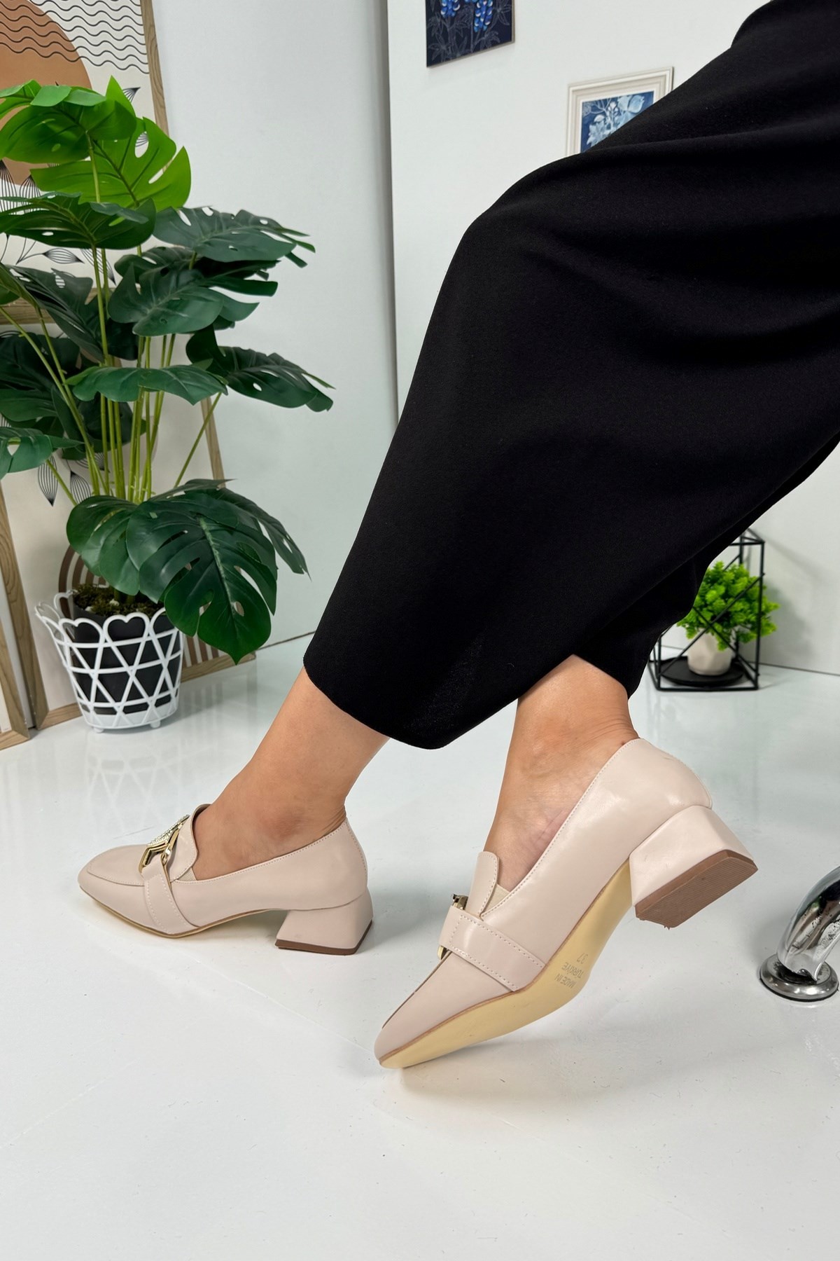 Günlük Kadın Loafer Topuklu V Toka ve Dikiş Detaylı Bağcıklı Küt Burunlu Ayakkabı 701