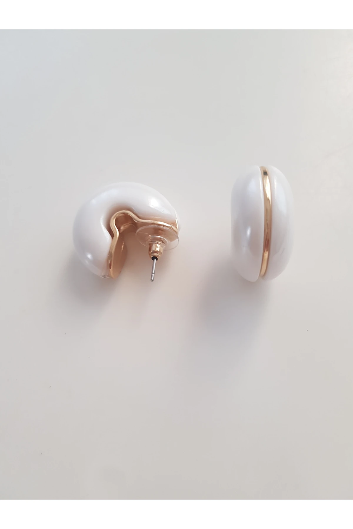 ALTIN ŞERİTLİ BEYAZ TAŞLI KÜPE