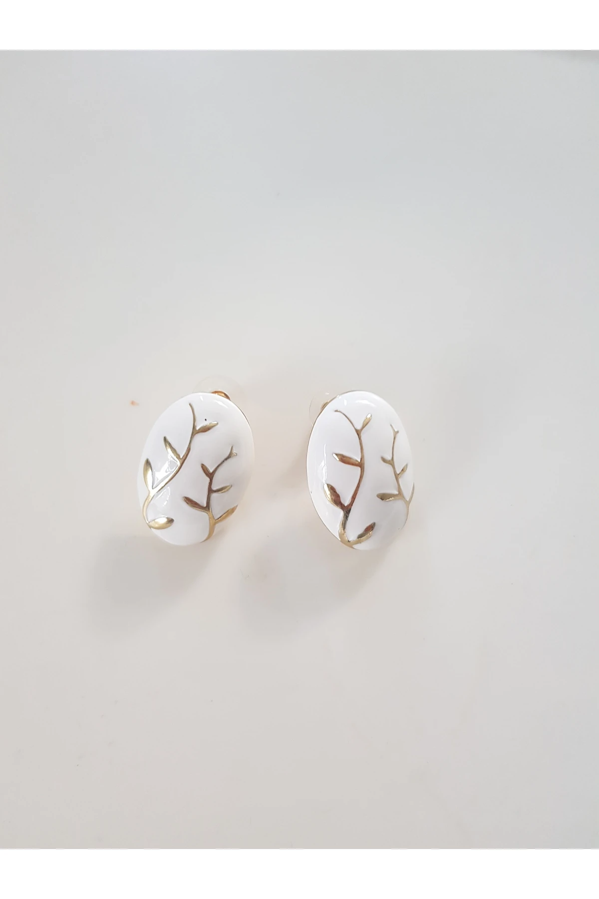 BEYAZ MİNELİ DAL FİGÜRLÜ OVAL KÜPE