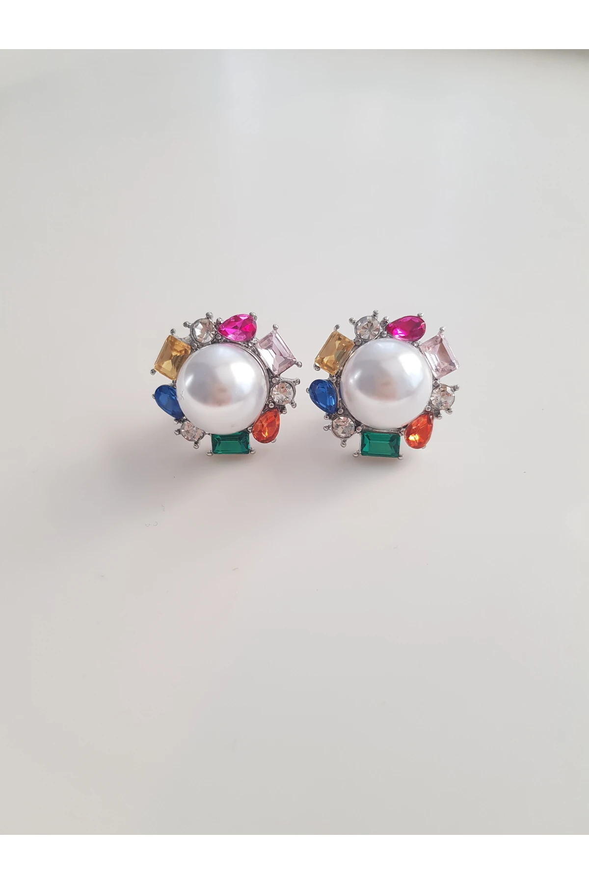 ÇOK RENKLİ ZİRKON TAŞLI İNCİ KÜPE