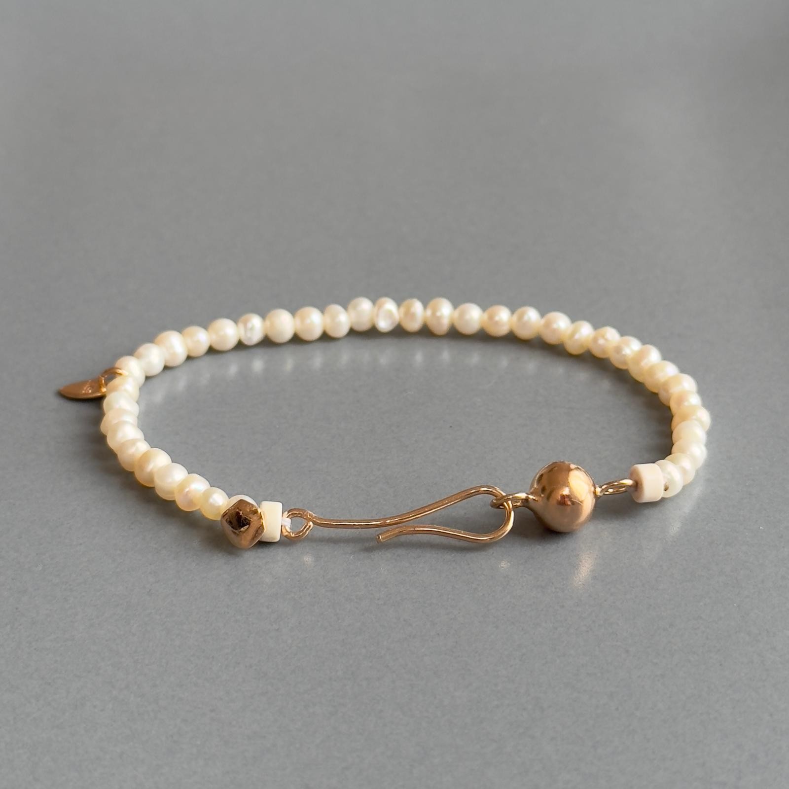 Globe Pearl Women’s Bracelet