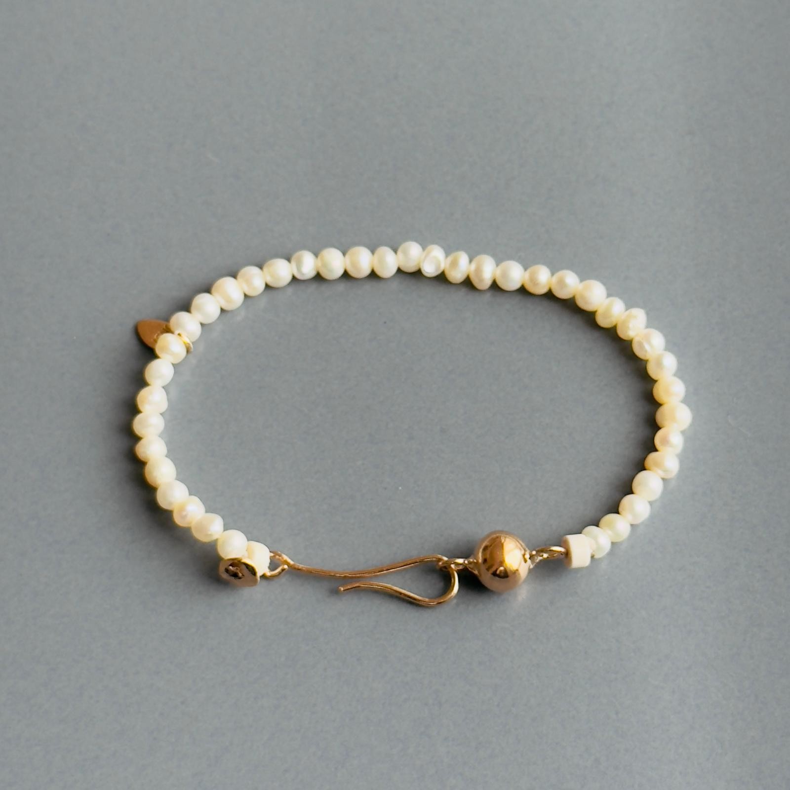 Globe Pearl Women’s Bracelet