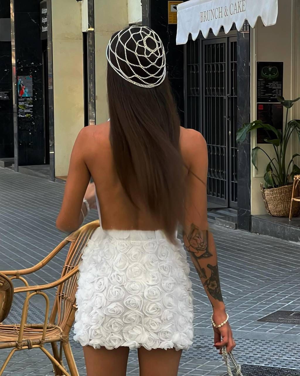 Gül Detaylı Dekolteli Mini Elbise