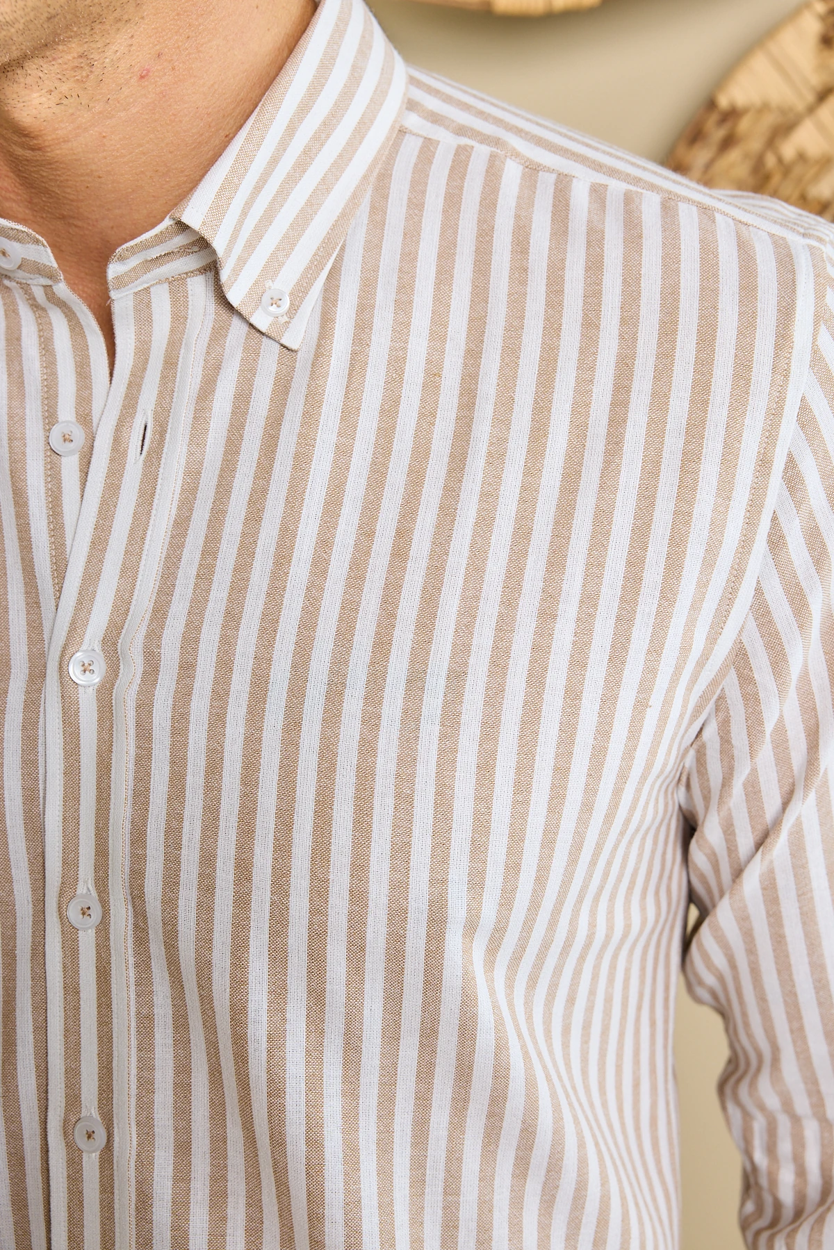 Yaka Düğmeli Çizgili Keten Görünümlü Slim Fit Erkek Gömlek