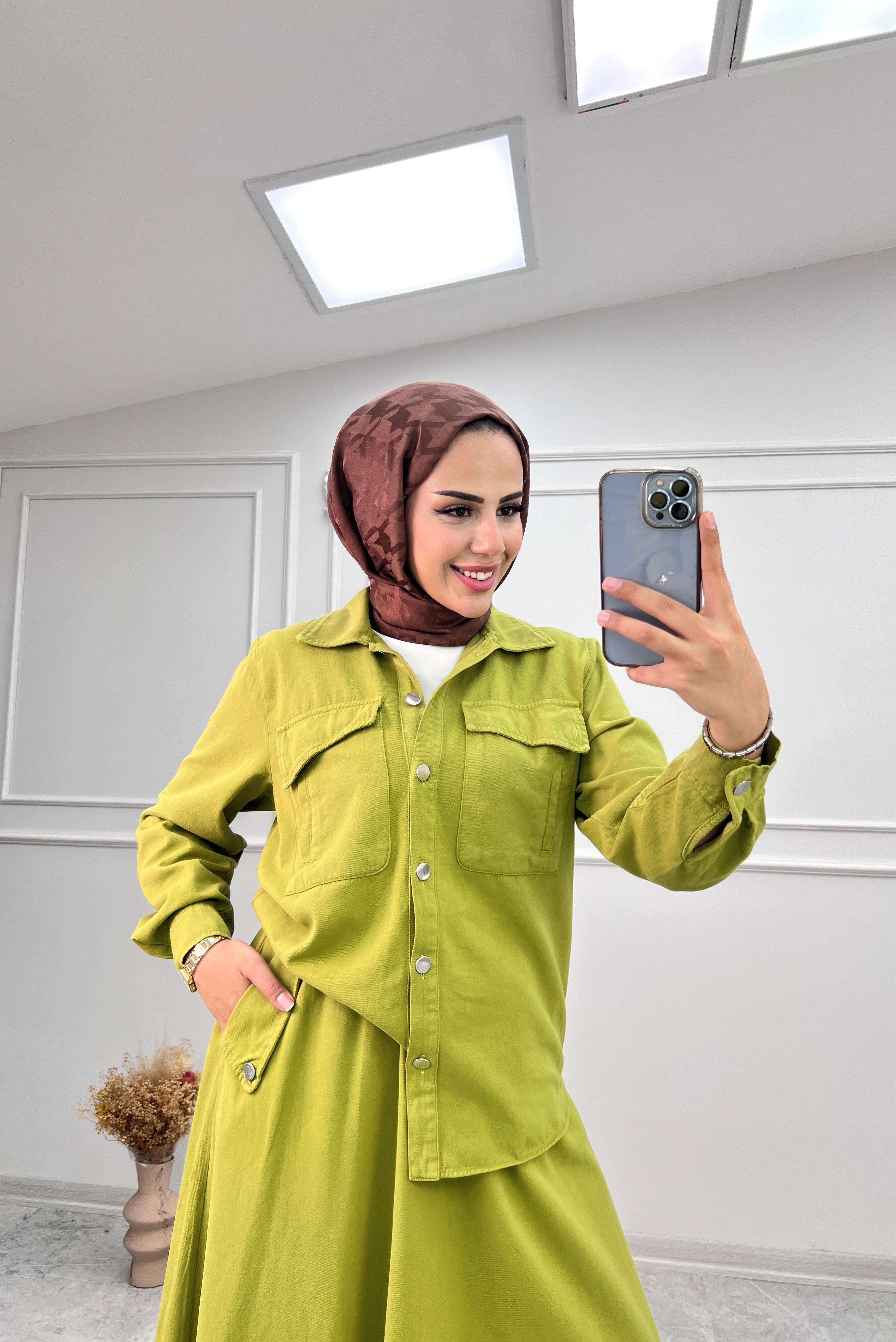 Kot Kumaşıyla Günlük Stil Sunan İki Parçalı Etek ve Ceket Takım