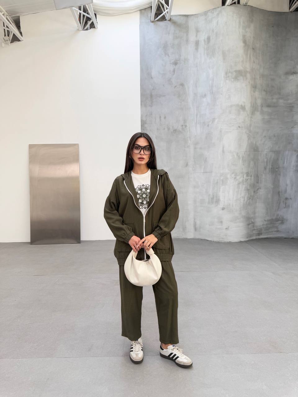 Kapüşonlu Fermuarlı Ceket, Baskılı İçlik ve Rahat Pantolon Üçlü Takım - Haki