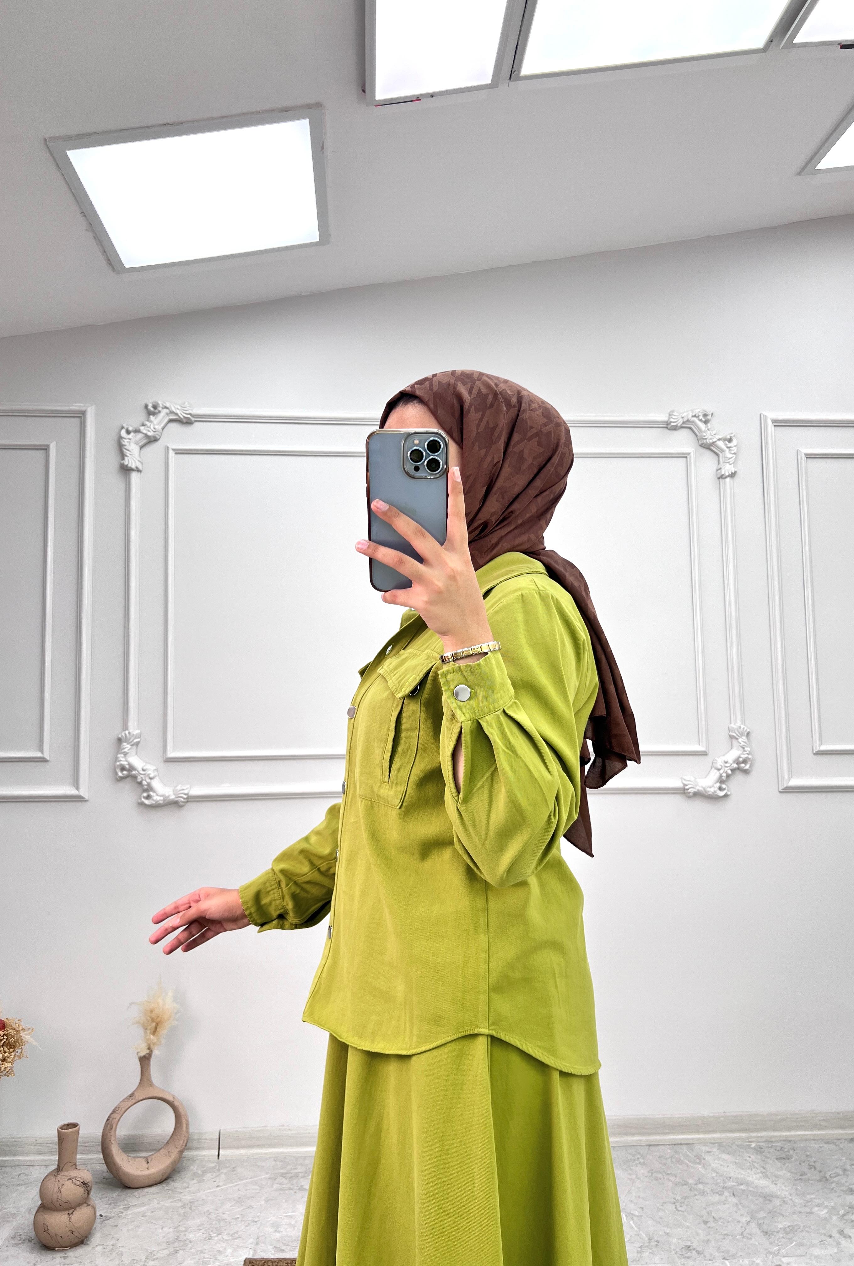 Kot Kumaşıyla Günlük Stil Sunan İki Parçalı Etek ve Ceket Takım