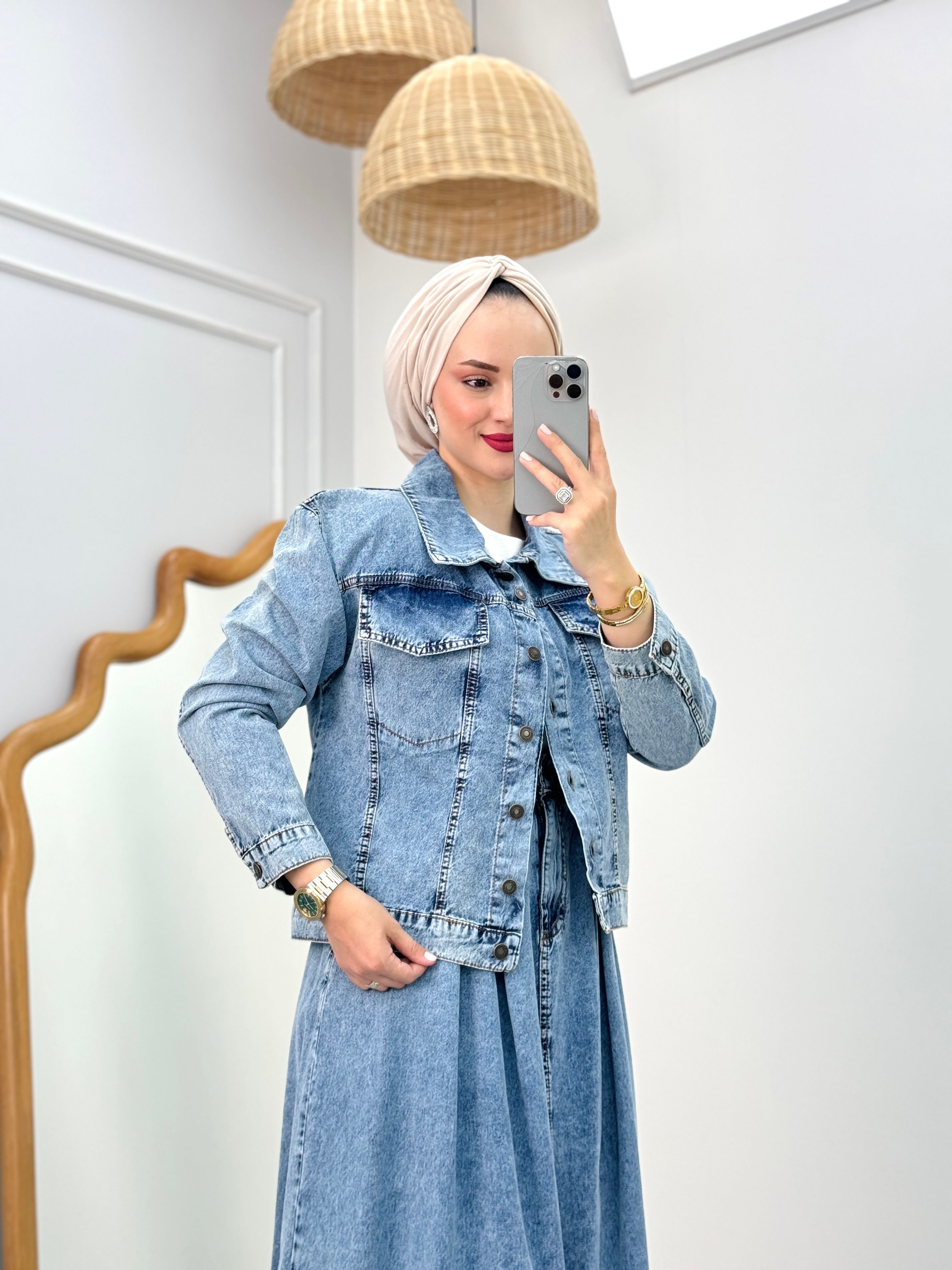 Dinamik Tarzıyla Kot Etekli Takım