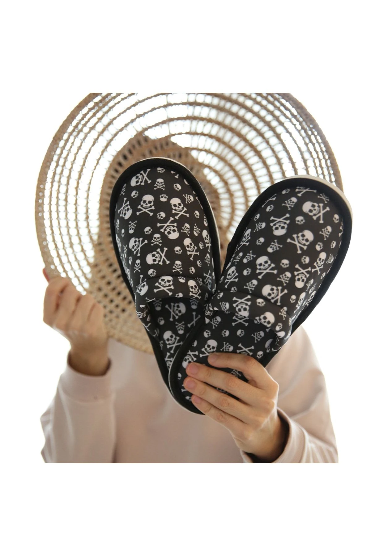 Erkek Siyah Kurukafa Desenli Yumuşak Tabanlı Ev Terlik