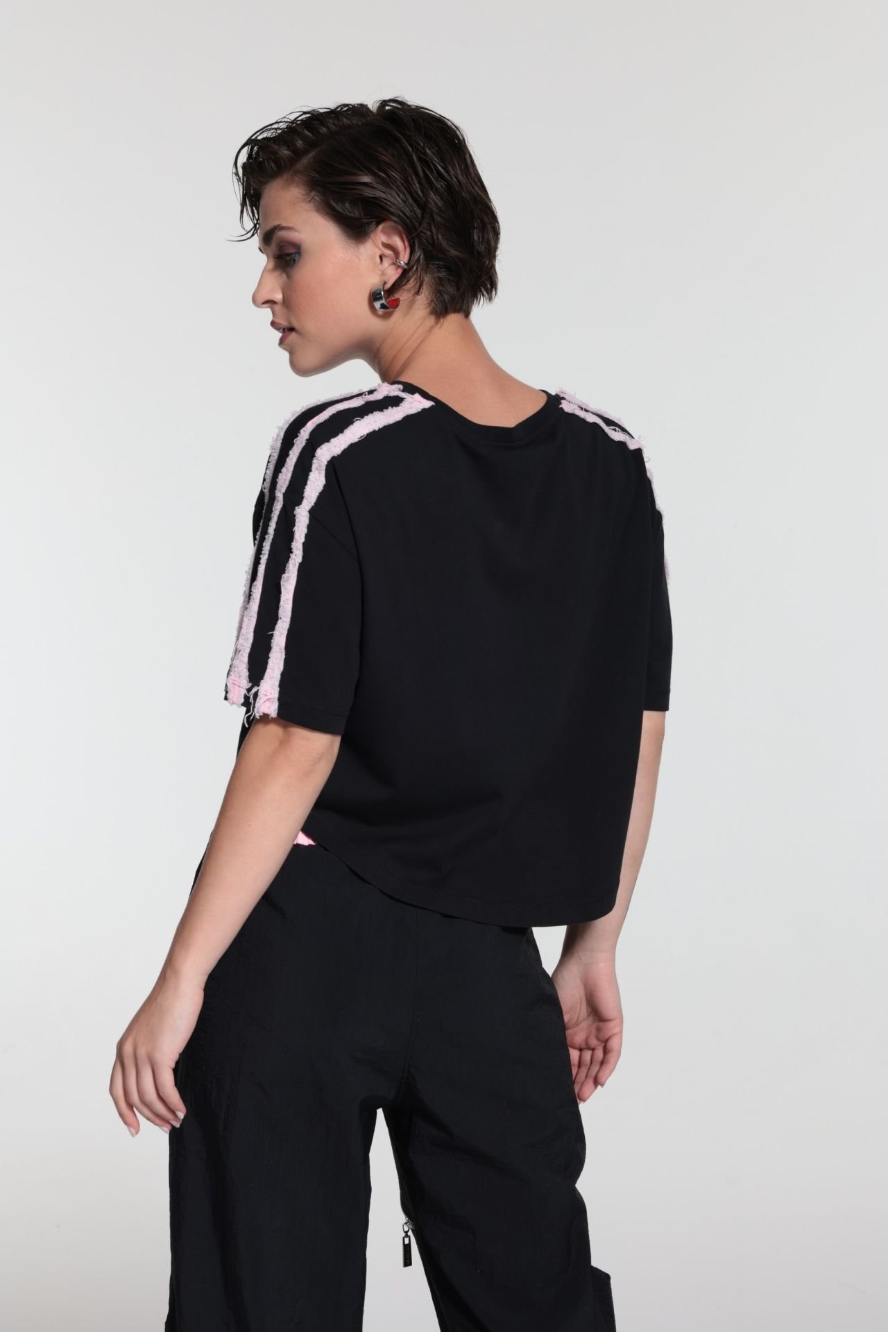 KOLLARI ŞERİTLİ T-SHIRT