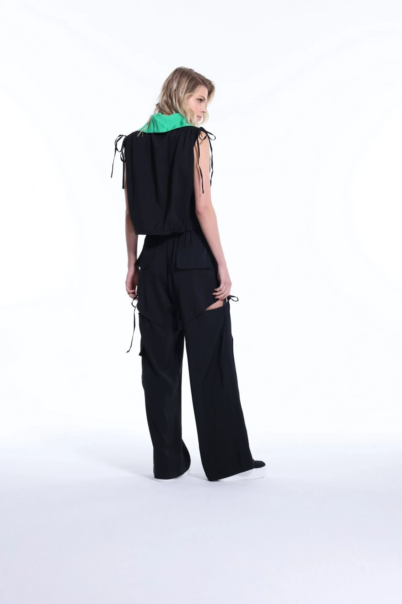 OMUZU BAĞCIKLI KISA YELEK