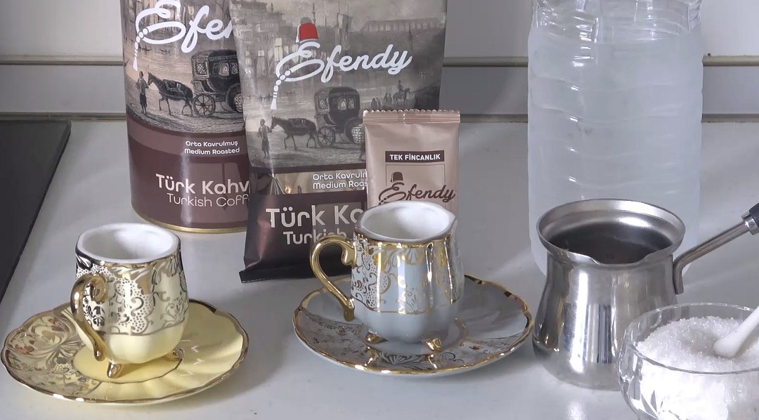 Cezvede köpüklü Türk Kahvesi yapımı için gerekli malzemeler