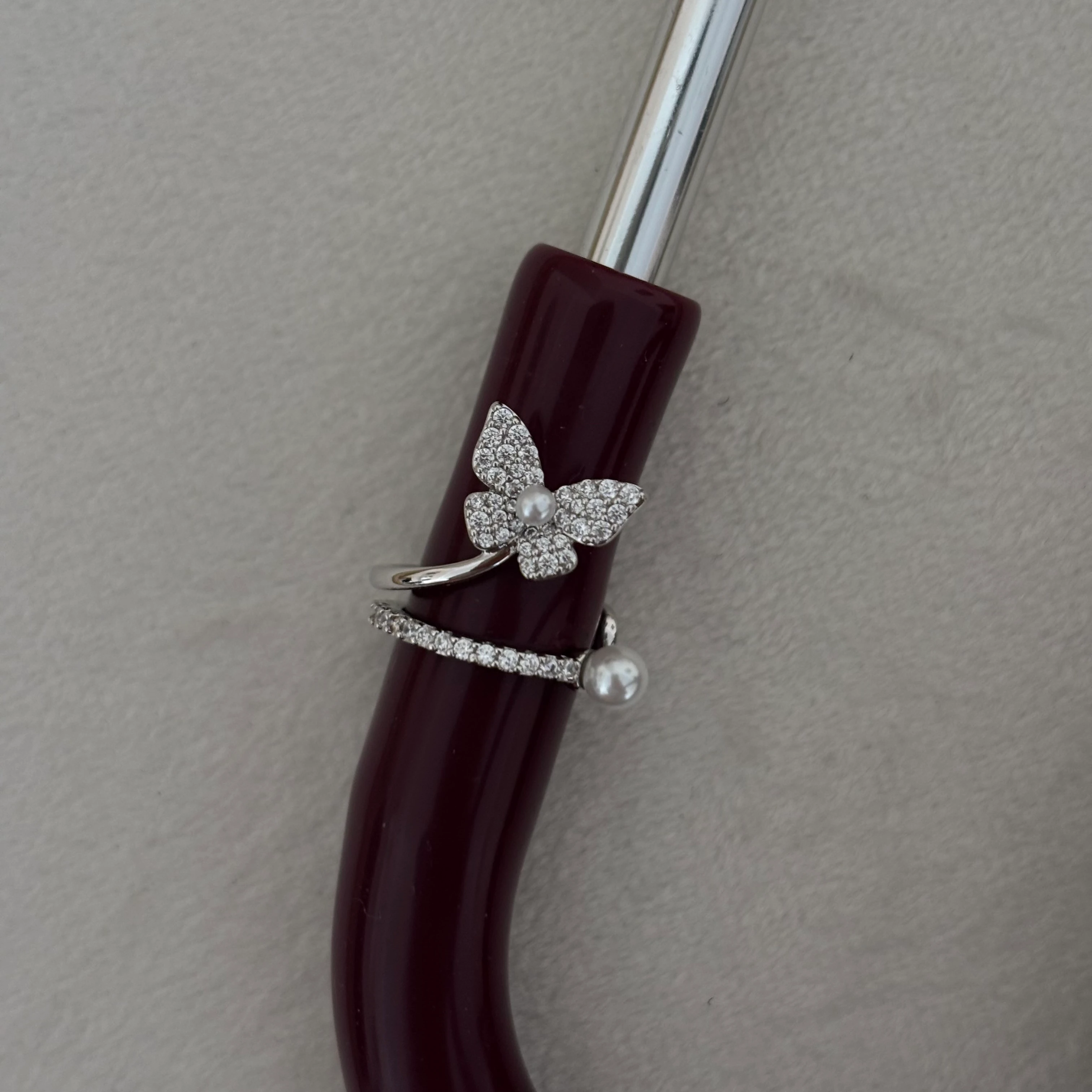 incili kelebek charm