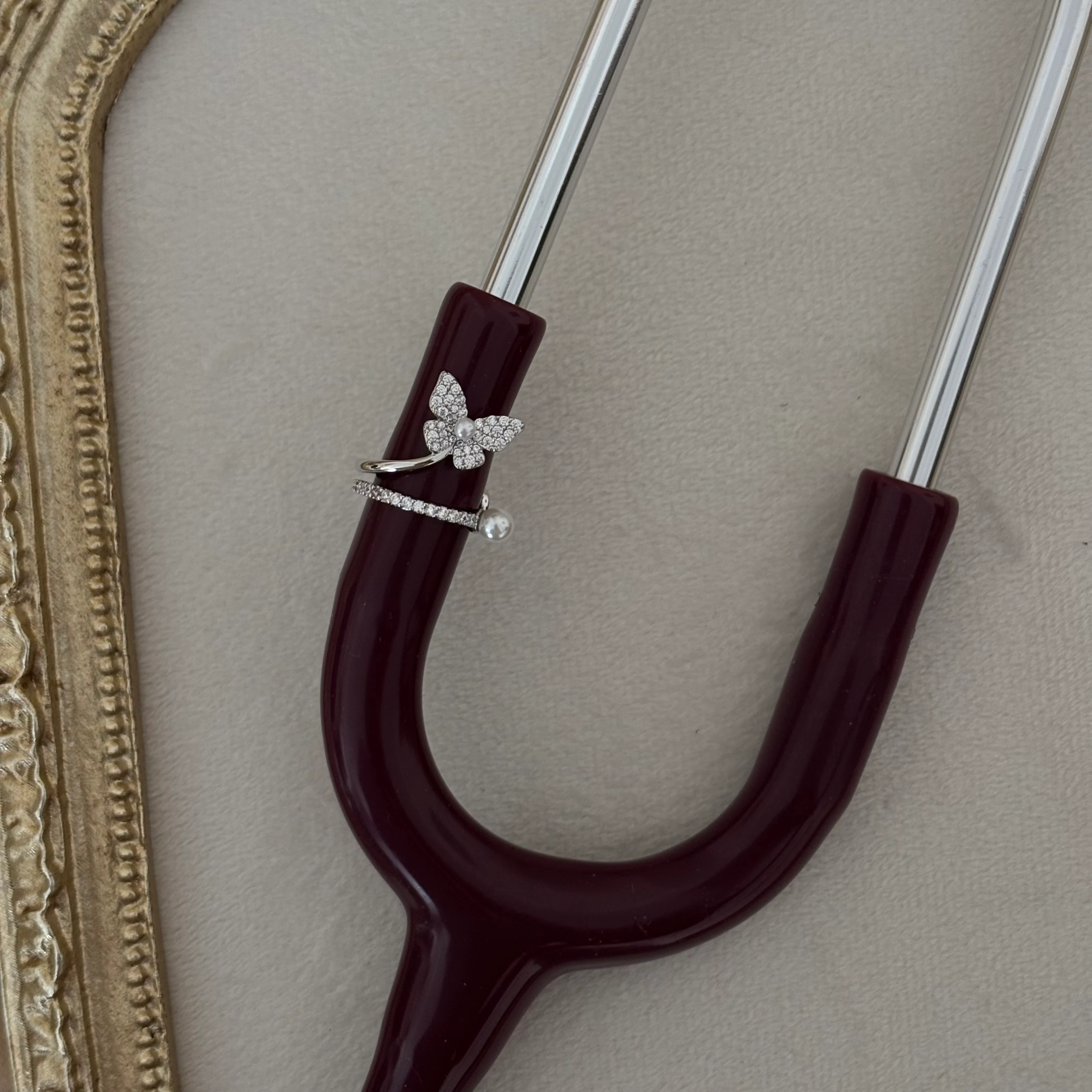 incili kelebek charm