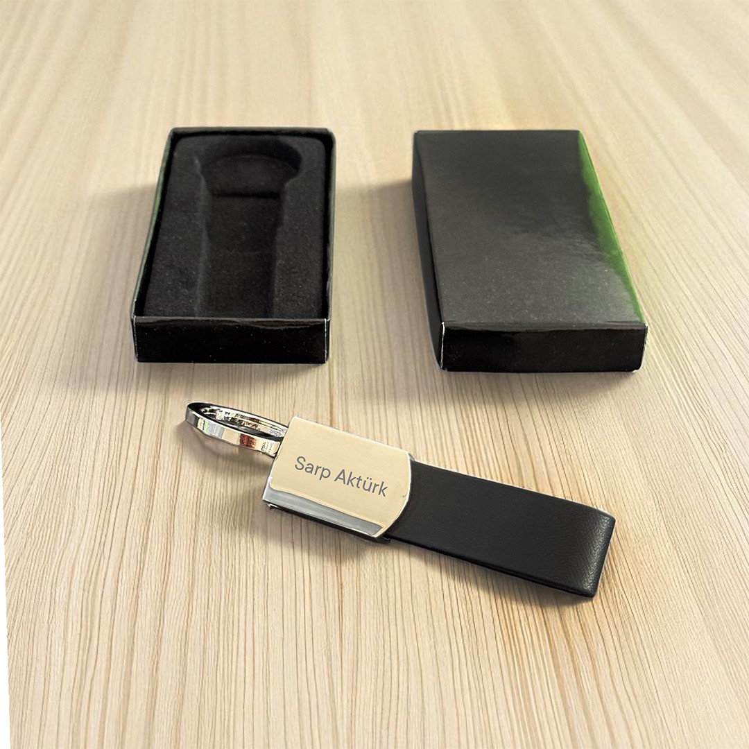 KeyMark – Deri Detaylı Metal Lazer Kazımalı Anahtarlık