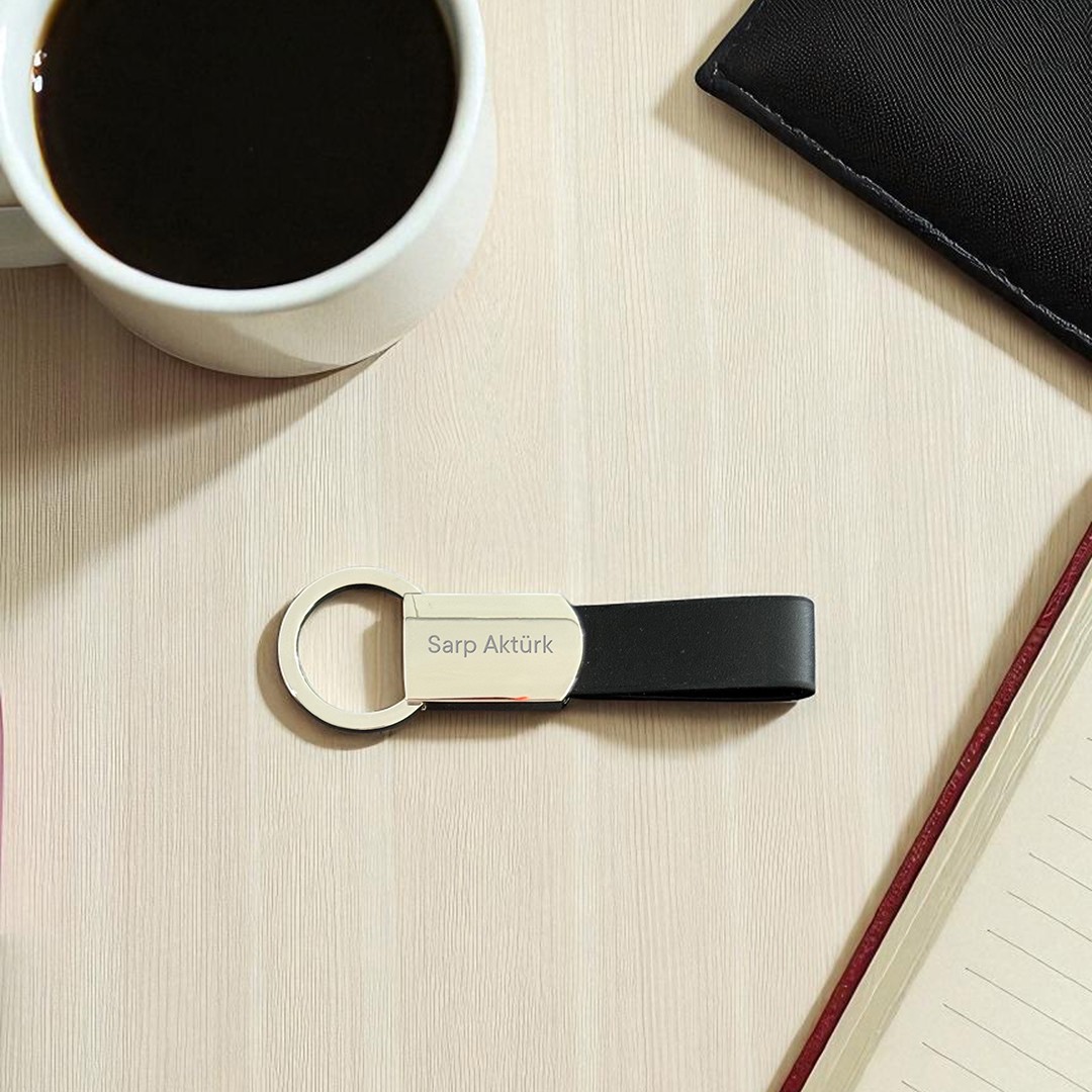 KeyMark – Deri Detaylı Metal Lazer Kazımalı Anahtarlık