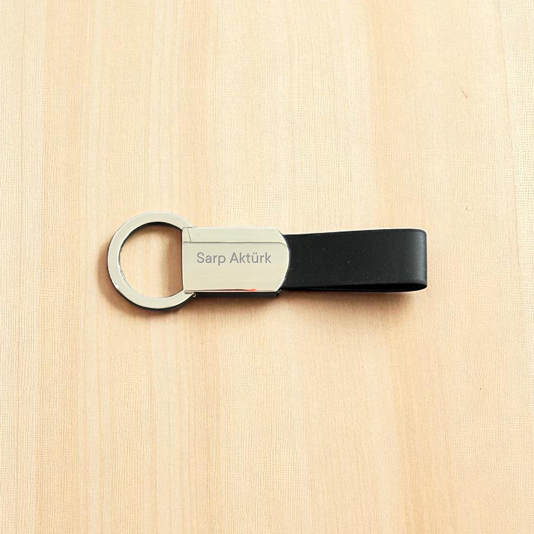 KeyMark – Deri Detaylı Metal Lazer Kazımalı Anahtarlık