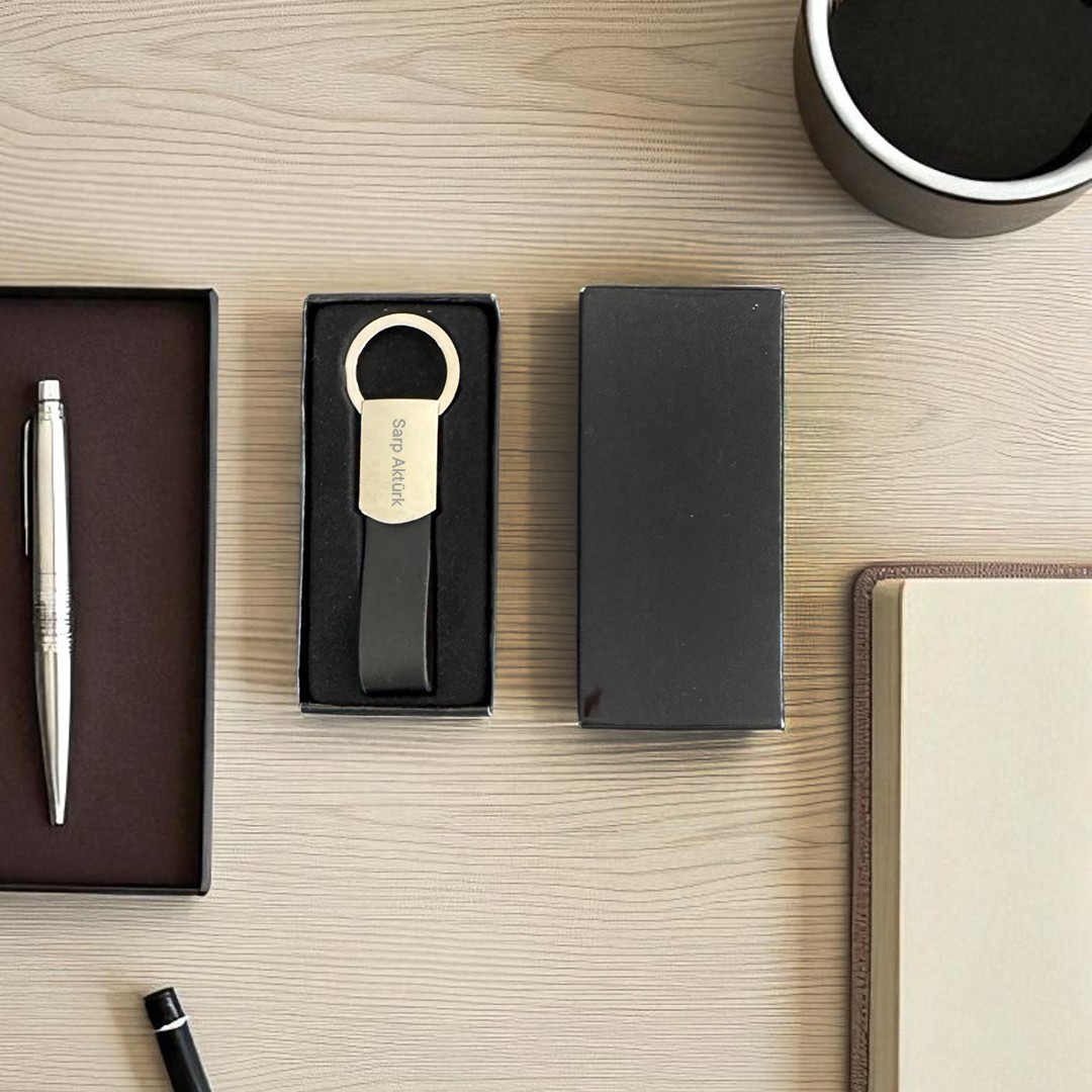 KeyMark – Deri Detaylı Metal Lazer Kazımalı Anahtarlık