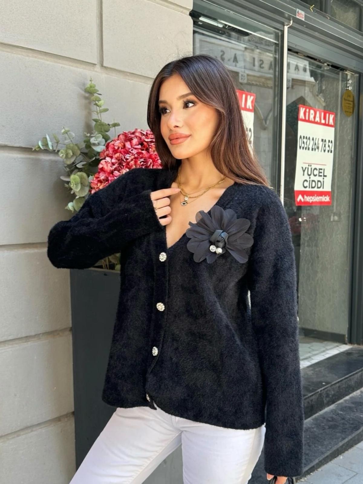 Çiçek Detaylı Düğmeli Triko Hırka Vema - Siyah