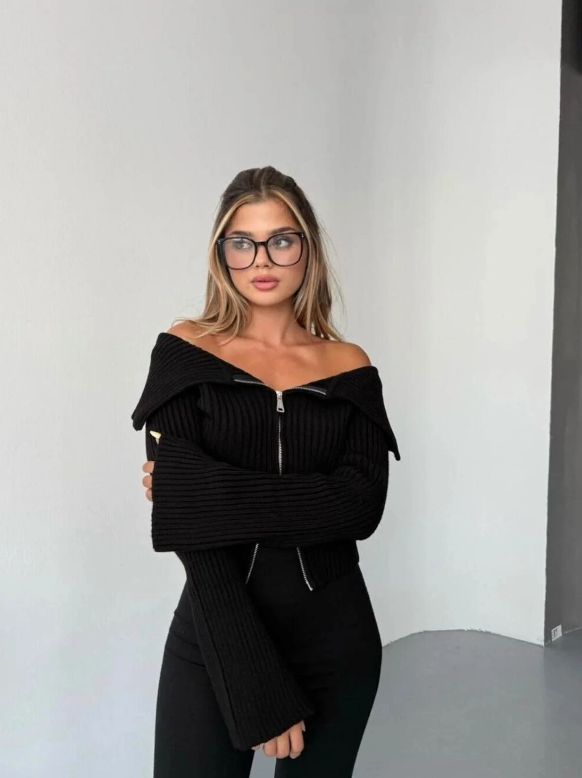 Madonna Yaka Çift Fermuarlı Triko Bella - Siyah