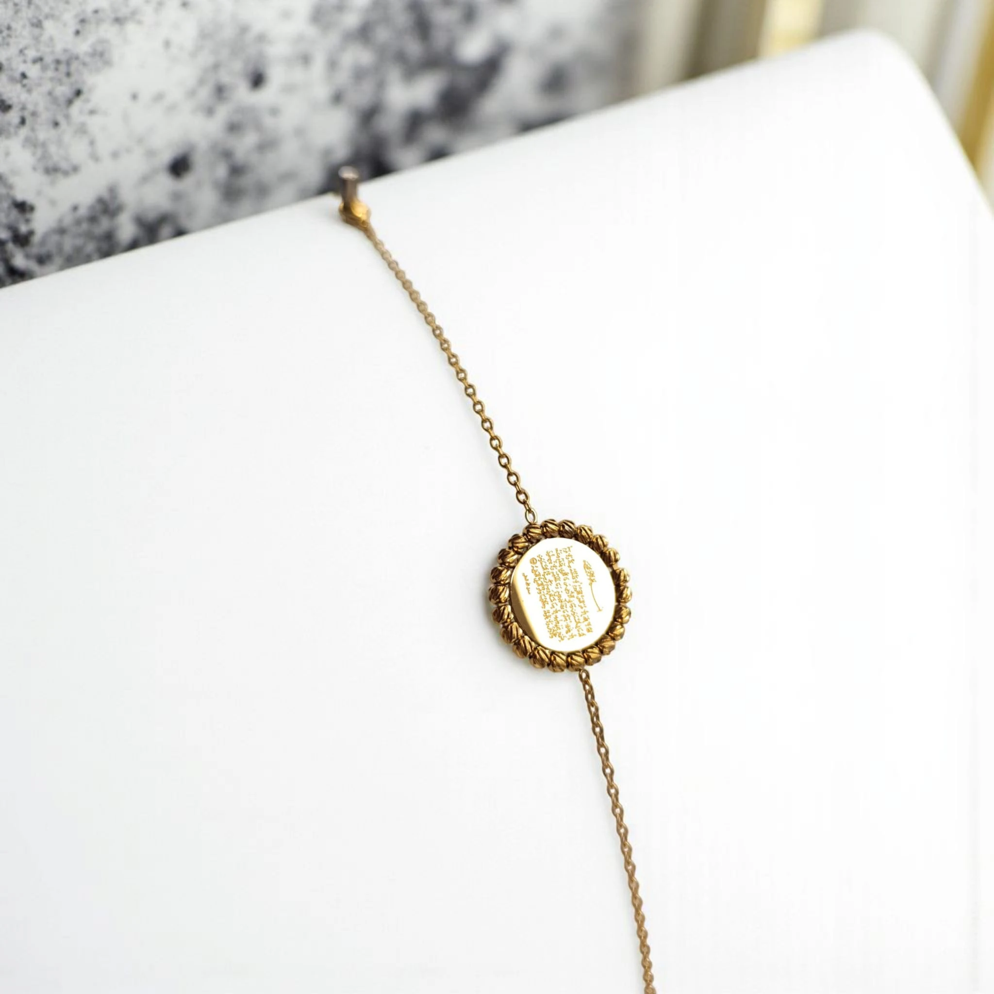 Ayetel Kürsi Yazılı Altın Renk Bileklik – Koruyucu ve Anlamlı Tasarım