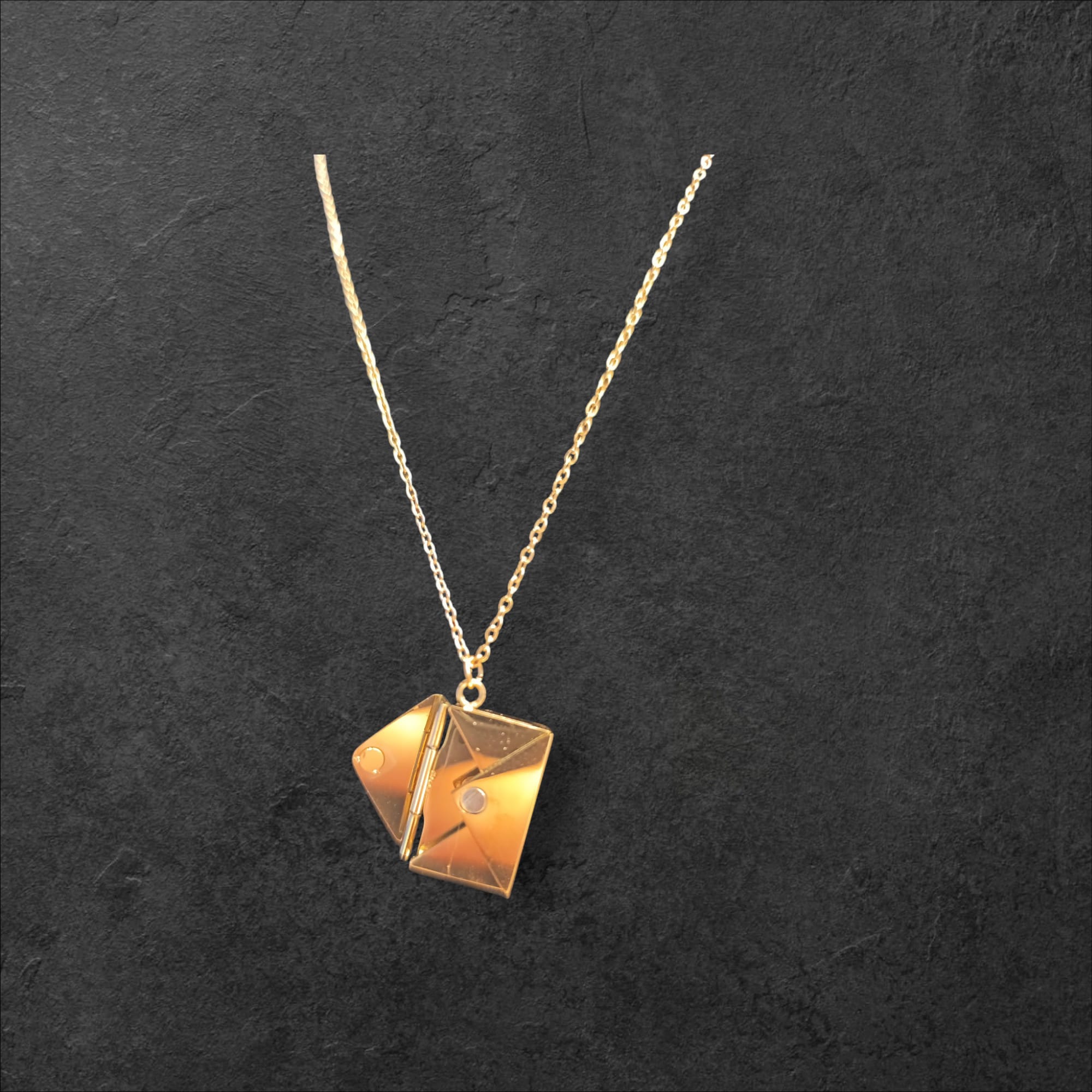 Zarflı Model Açılabilir Mıknatıslı Kolye – İçine Fotoğraf veya Not Konulabilen Anlamlı Takı