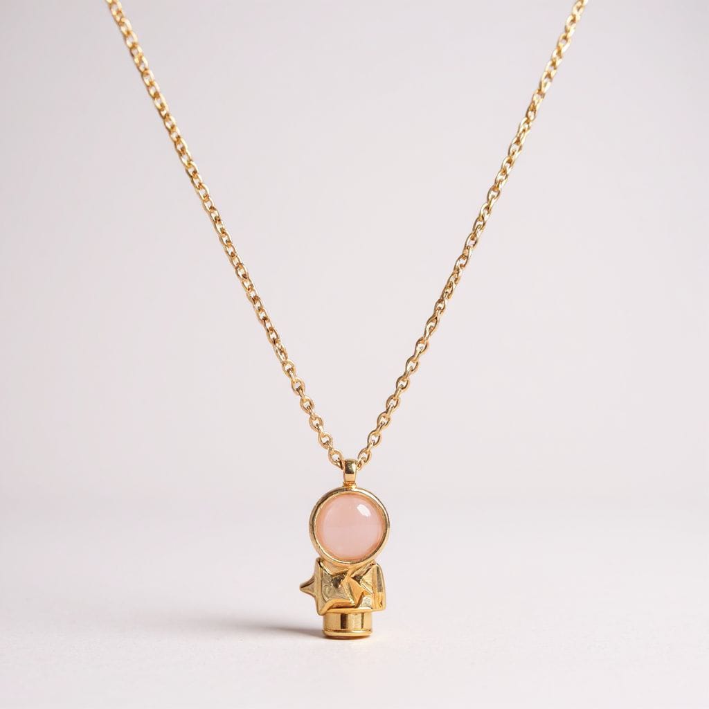 Astronot Figürlü Altın Renk Kolye – Yıldız Detaylı Uzay Temalı Tasarım