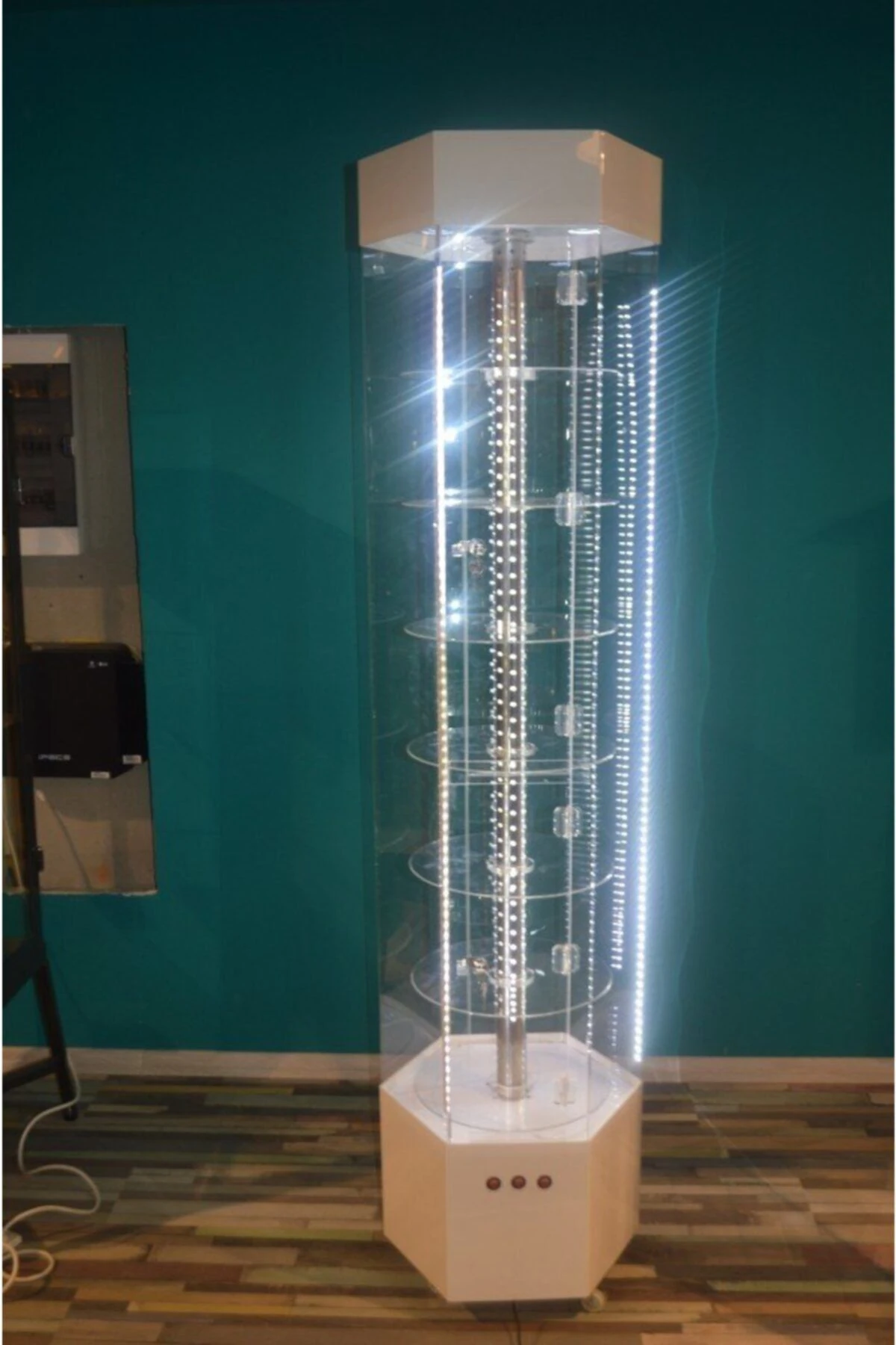 Beyaz Dönen Ledli Dolap