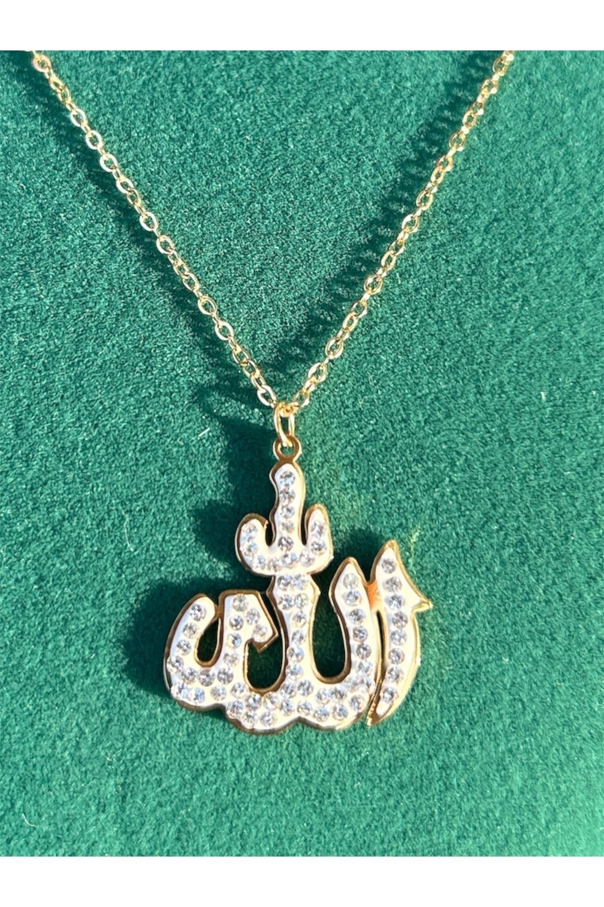 Allah Yazılı Taşlı Gold Renk Çelik Kolye – Özel Tasarım Manevi Takı