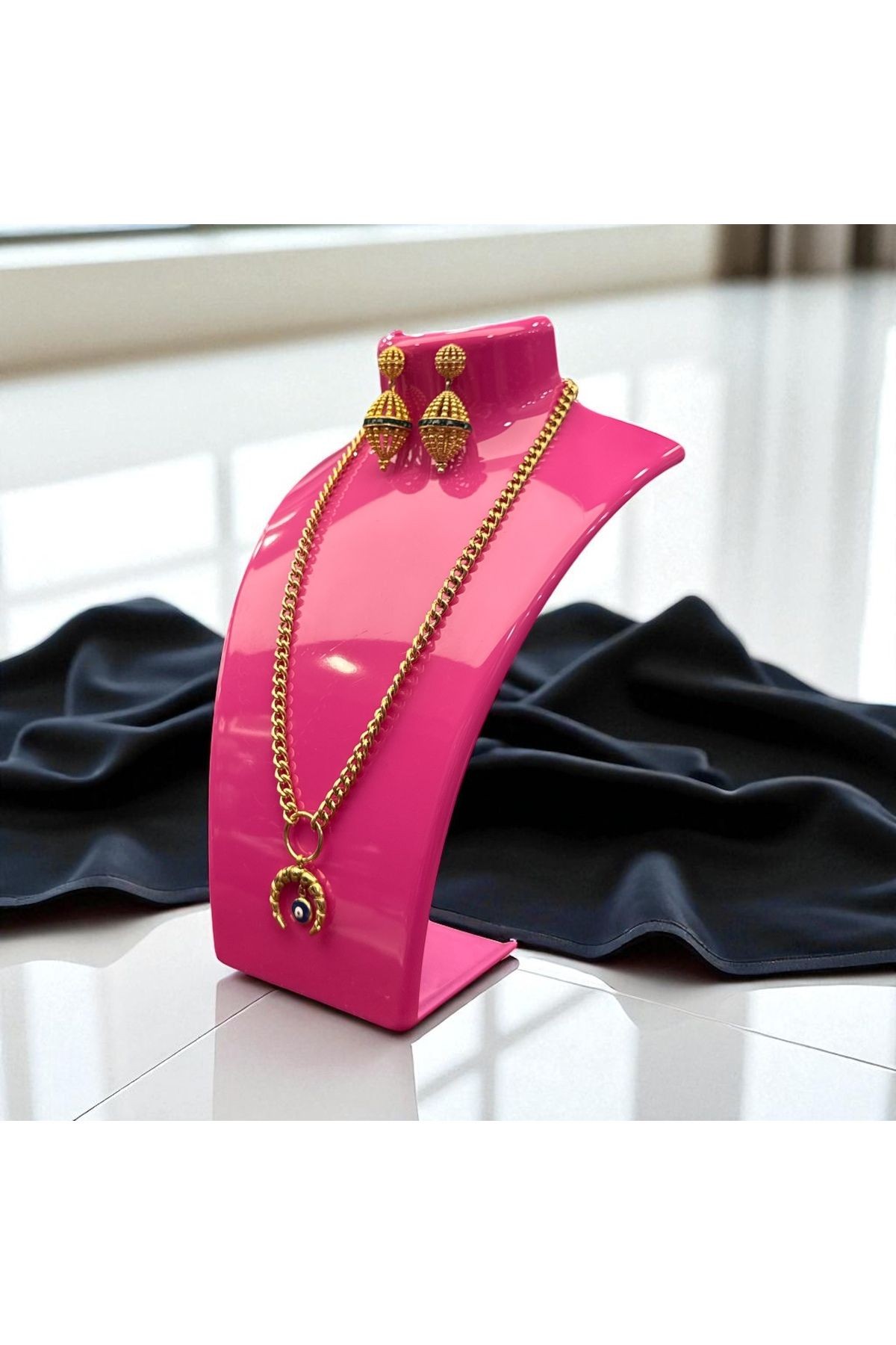 Kolye Standı Akrilik Koyu Pembe 14x21 cm.