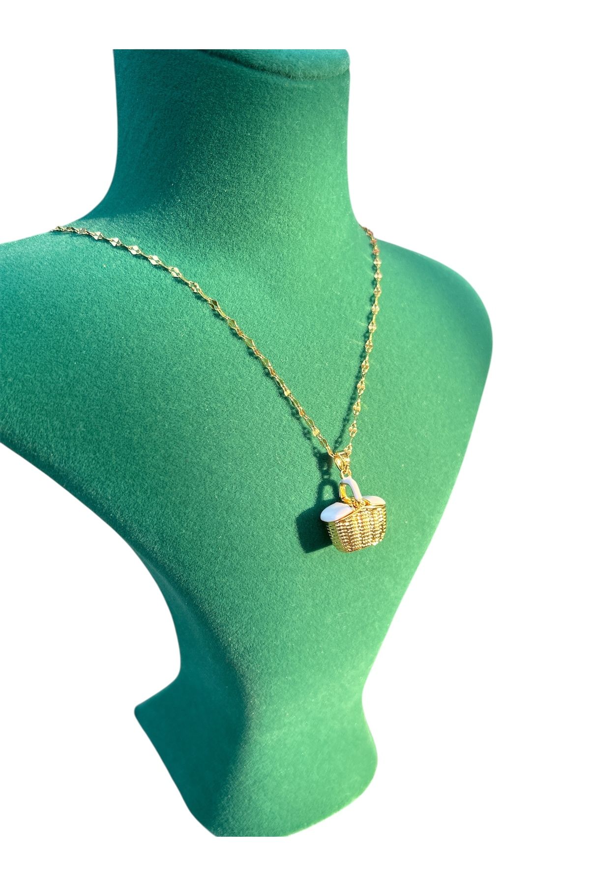 Taşlı Sepet Figürlü Gold Renk Kolye – Kararmaz Çelik, Özel Tasarım