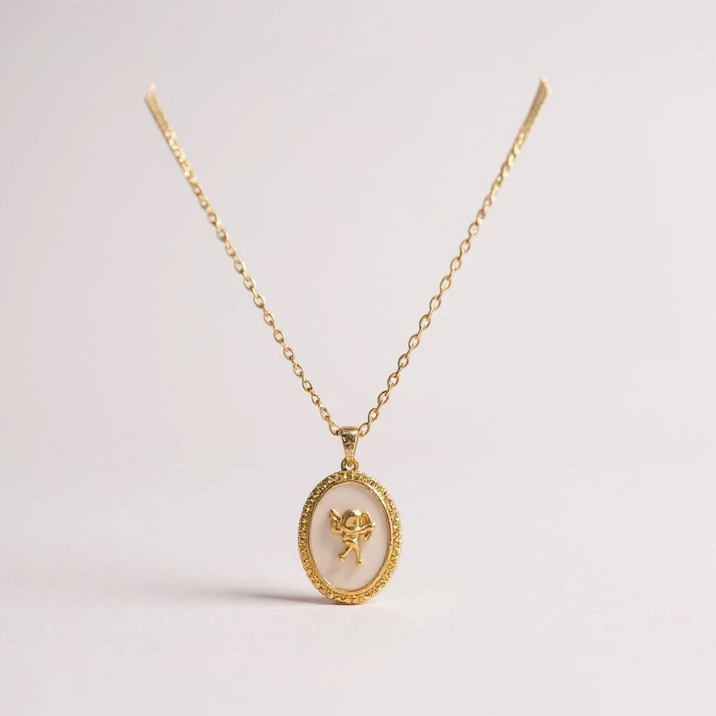 Melek Figürlü Oval Kolye – Altın Renk Zincirli Zarif Tasarım Takı