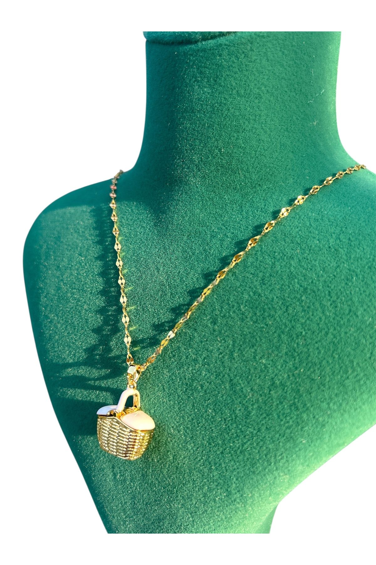 Taşlı Sepet Figürlü Gold Renk Kolye – Kararmaz Çelik, Özel Tasarım