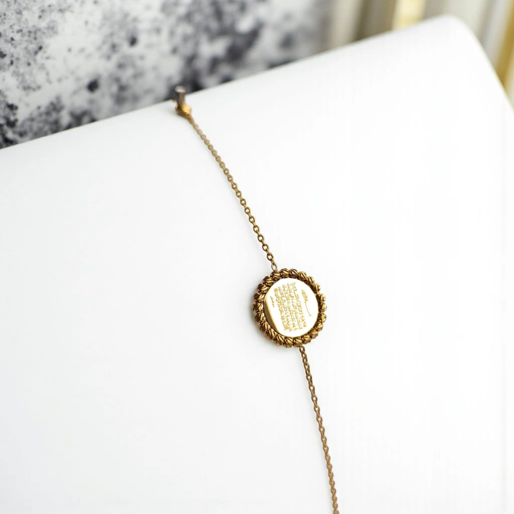 Ayetel Kürsi Yazılı Altın Renk Bileklik – Koruyucu ve Anlamlı Tasarım