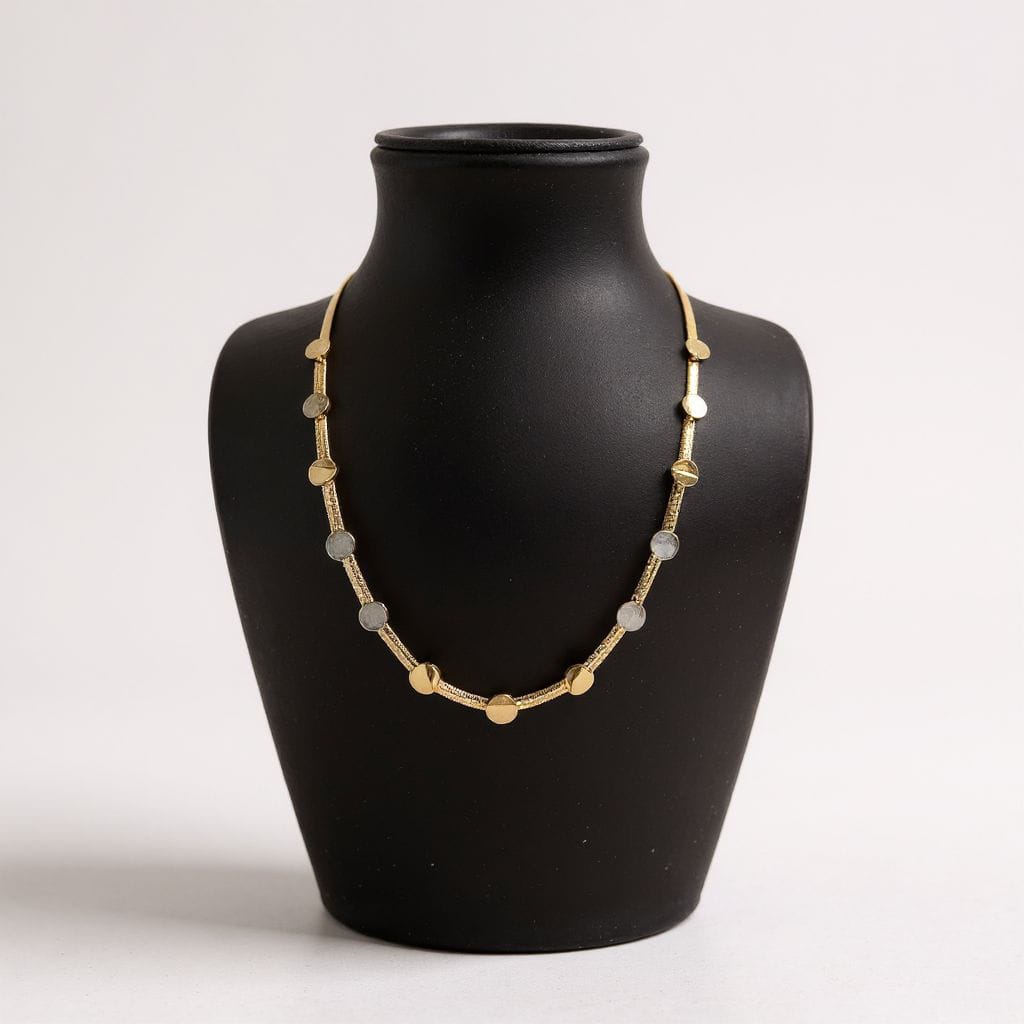 Altın Renkli Yuvarlak Detaylı Kolye – Zarif ve Modern Tasarım Takı